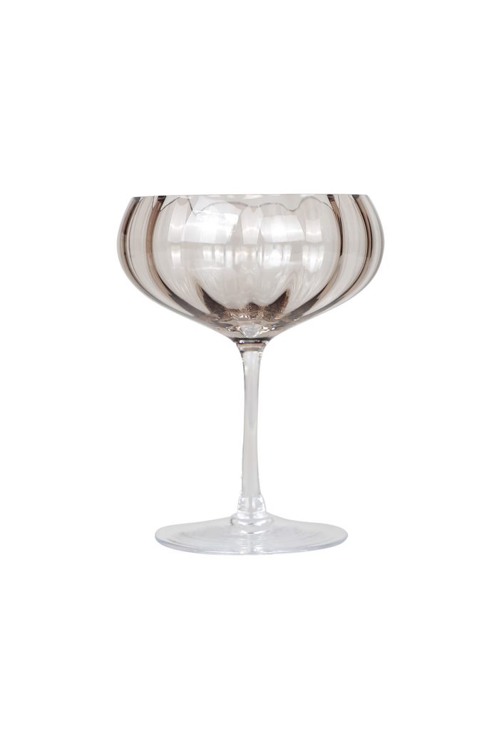 Elegant cocktailglas med røgfarvet, riflet skål og klar stilk.