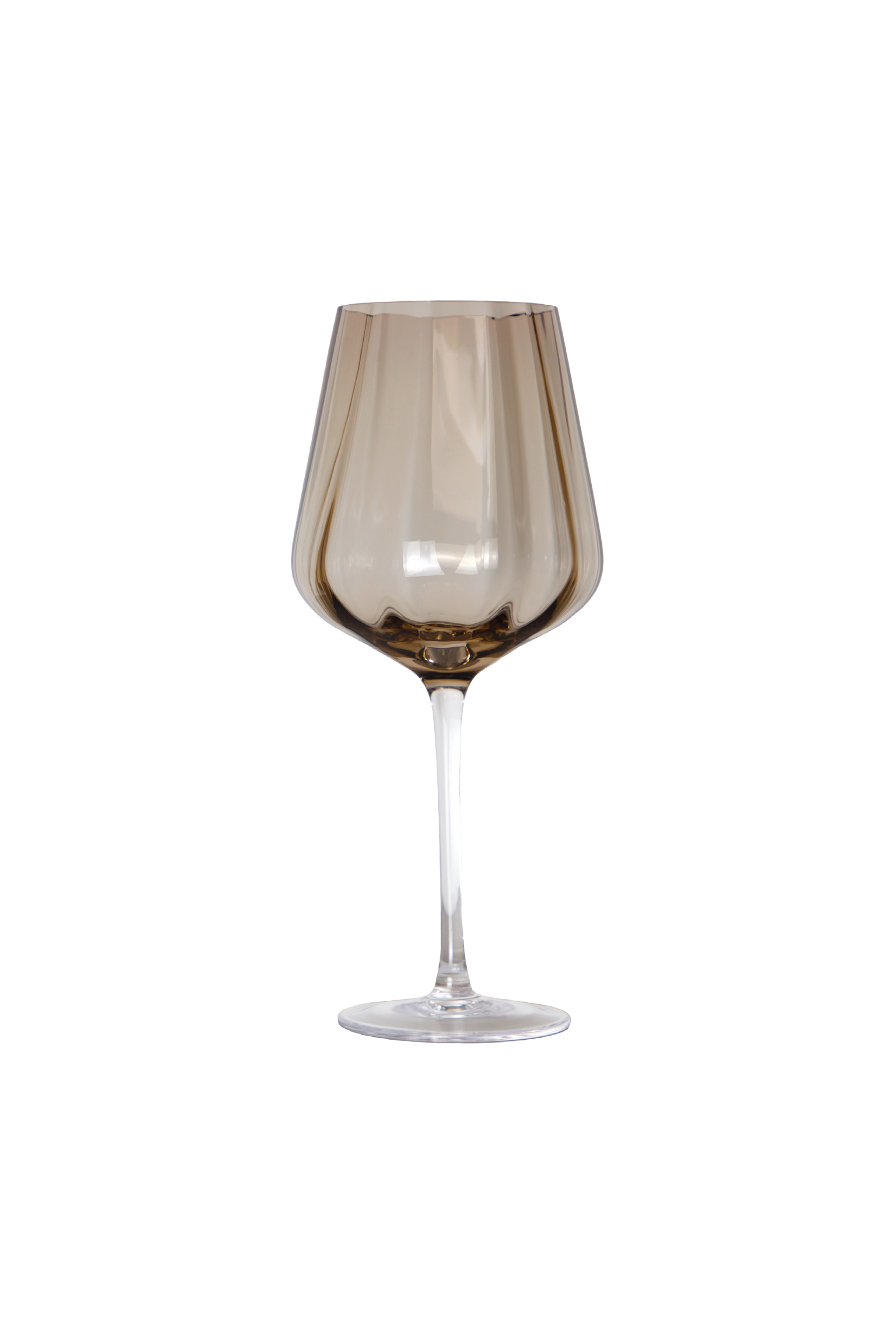 Et vinglas af glas med brunlig tone og facetteret overflade, der giver et elegant og moderne udtryk. Glasset har høj stilk og rund fod.