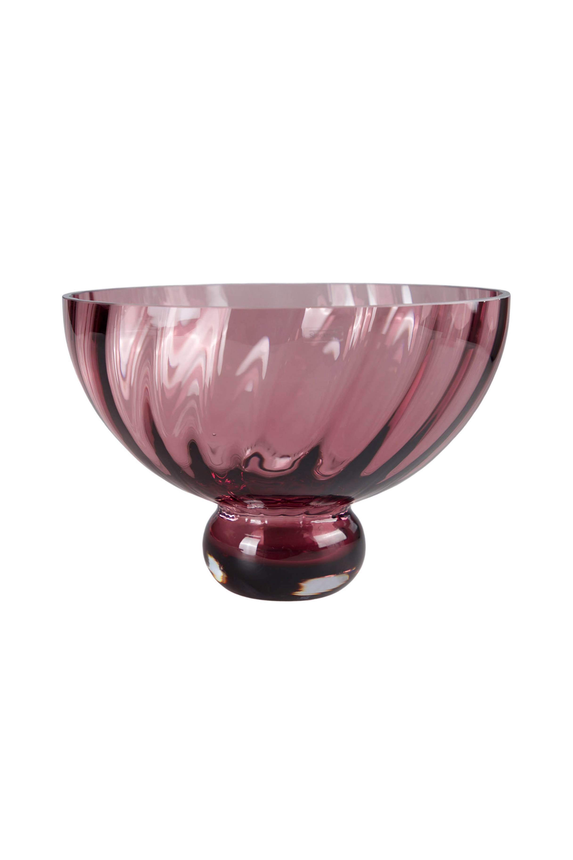 Stor skål i mundblæst glas i en dyb rosa farve med rund fod i klart glas.