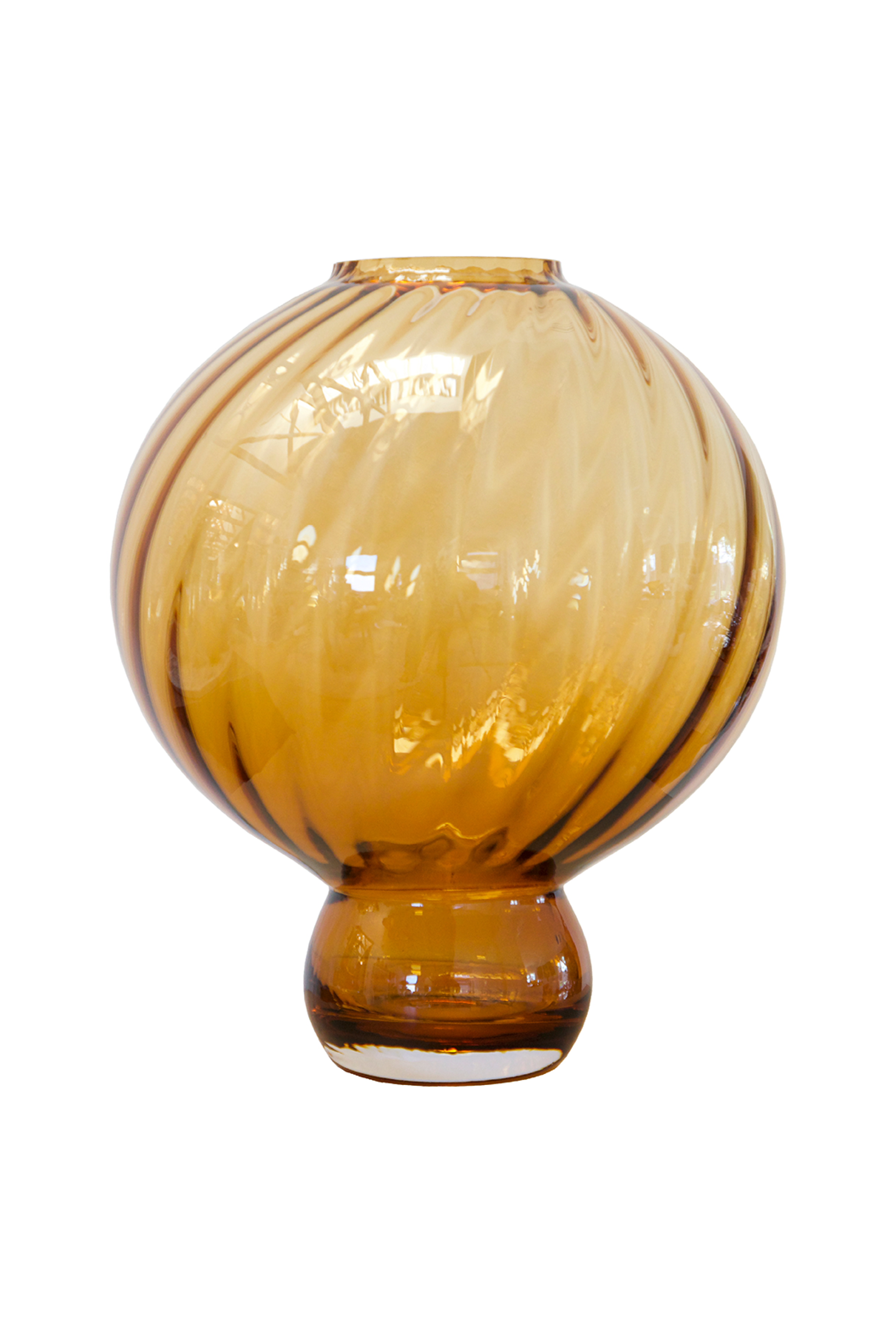 Rund vase i ravfarvet glas med swirl-struktur og lille fod, set på hvid baggrund.