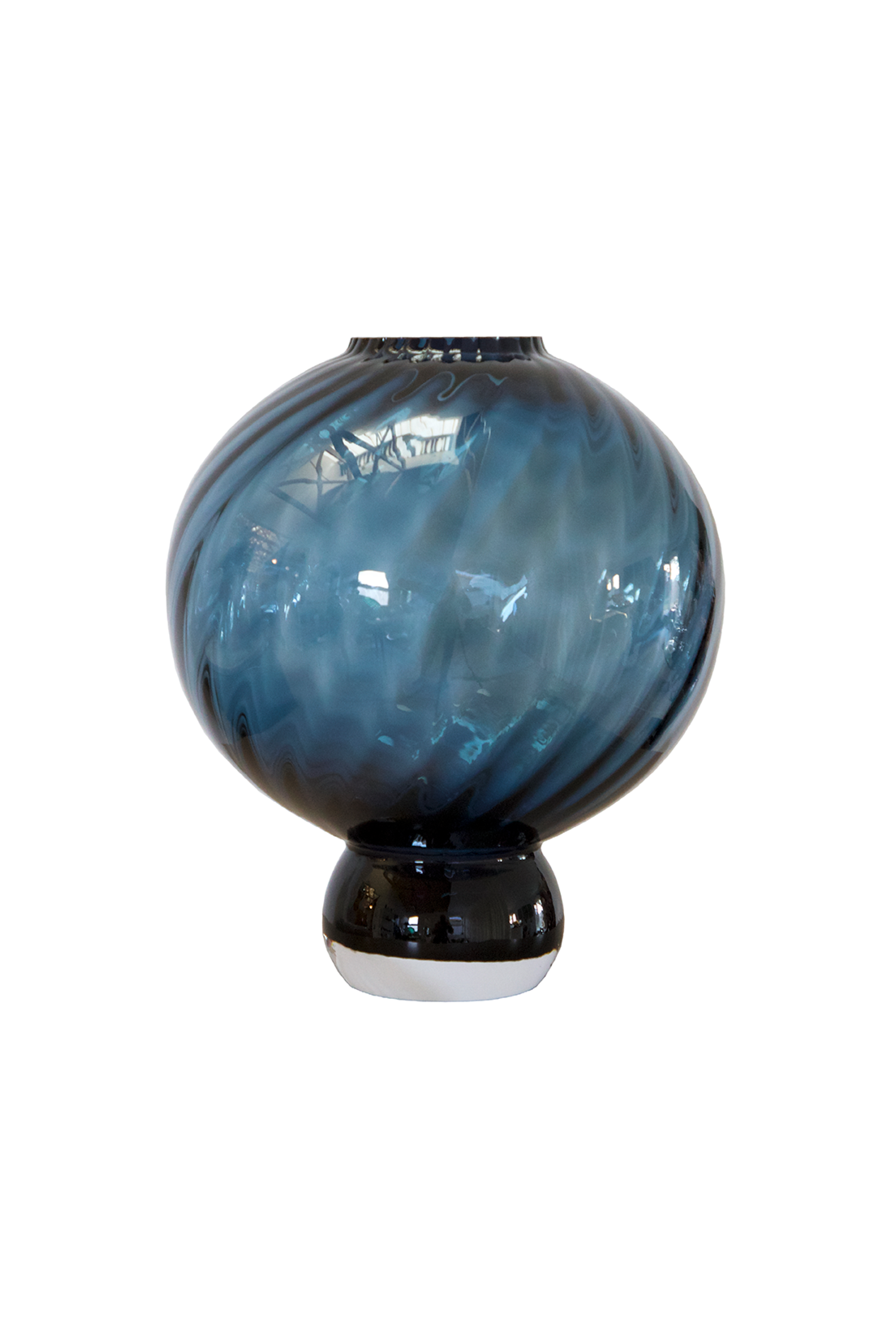 Rund vase i blåt krystalglas med en snoet overfladestruktur, placeret på en blå fod. Vasen har en blank overflade med lyse reflekser.