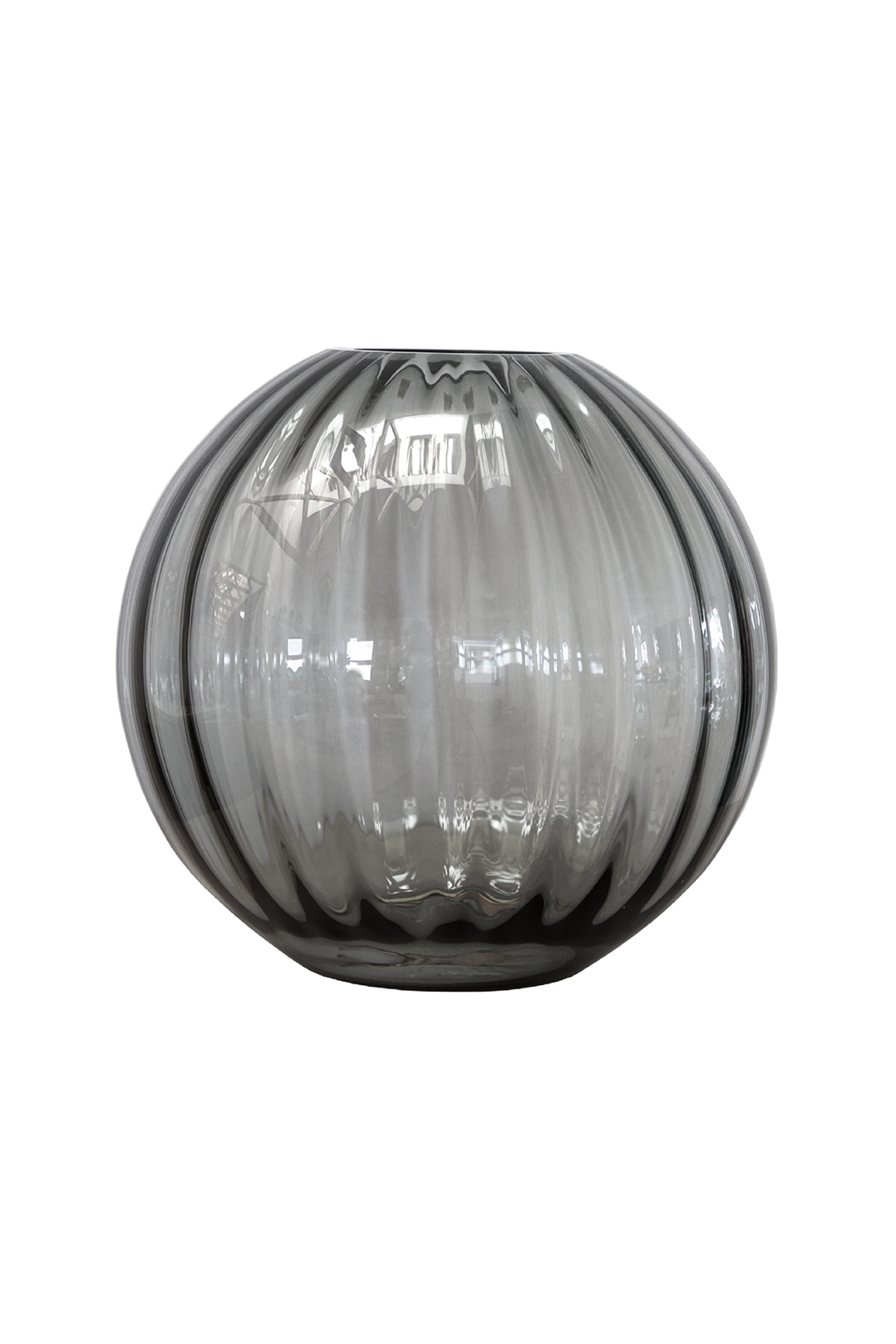 Rund glasvase i grå nuance med rillemønster og blank overflade. Vasen har en bred, afrundet form og en lille åbning foroven.