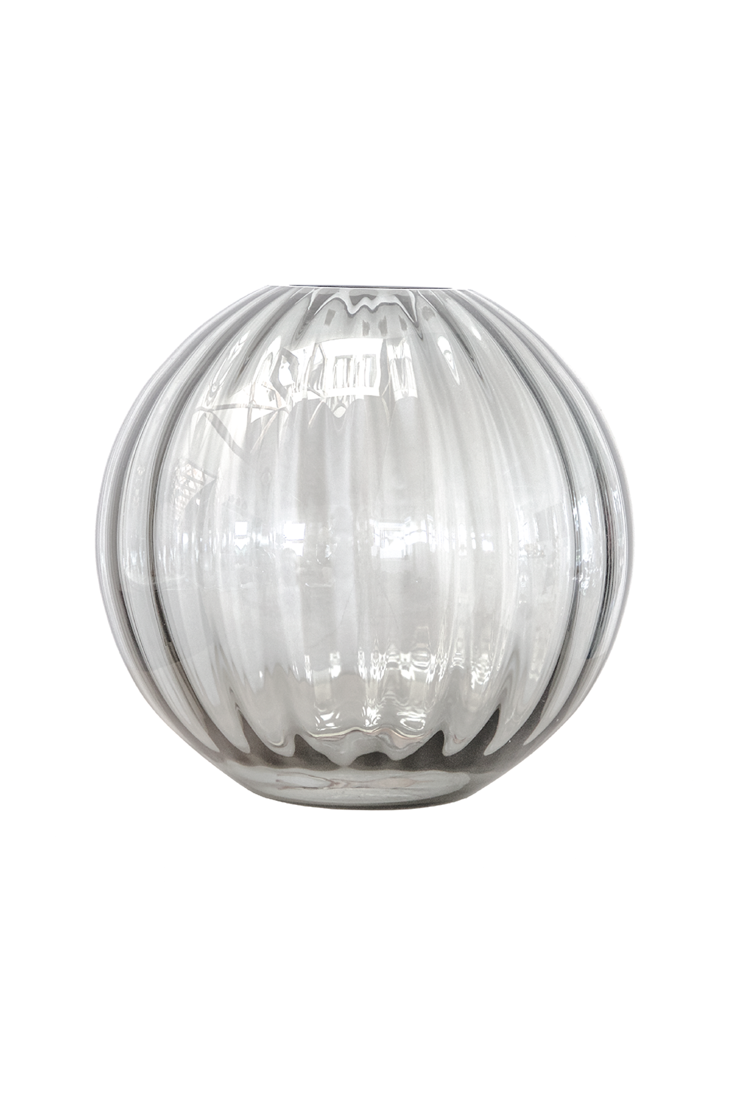 Rund klar glasvase med rillemønster og blank overflade. Vasen har en bred, afrundet form og en lille åbning foroven