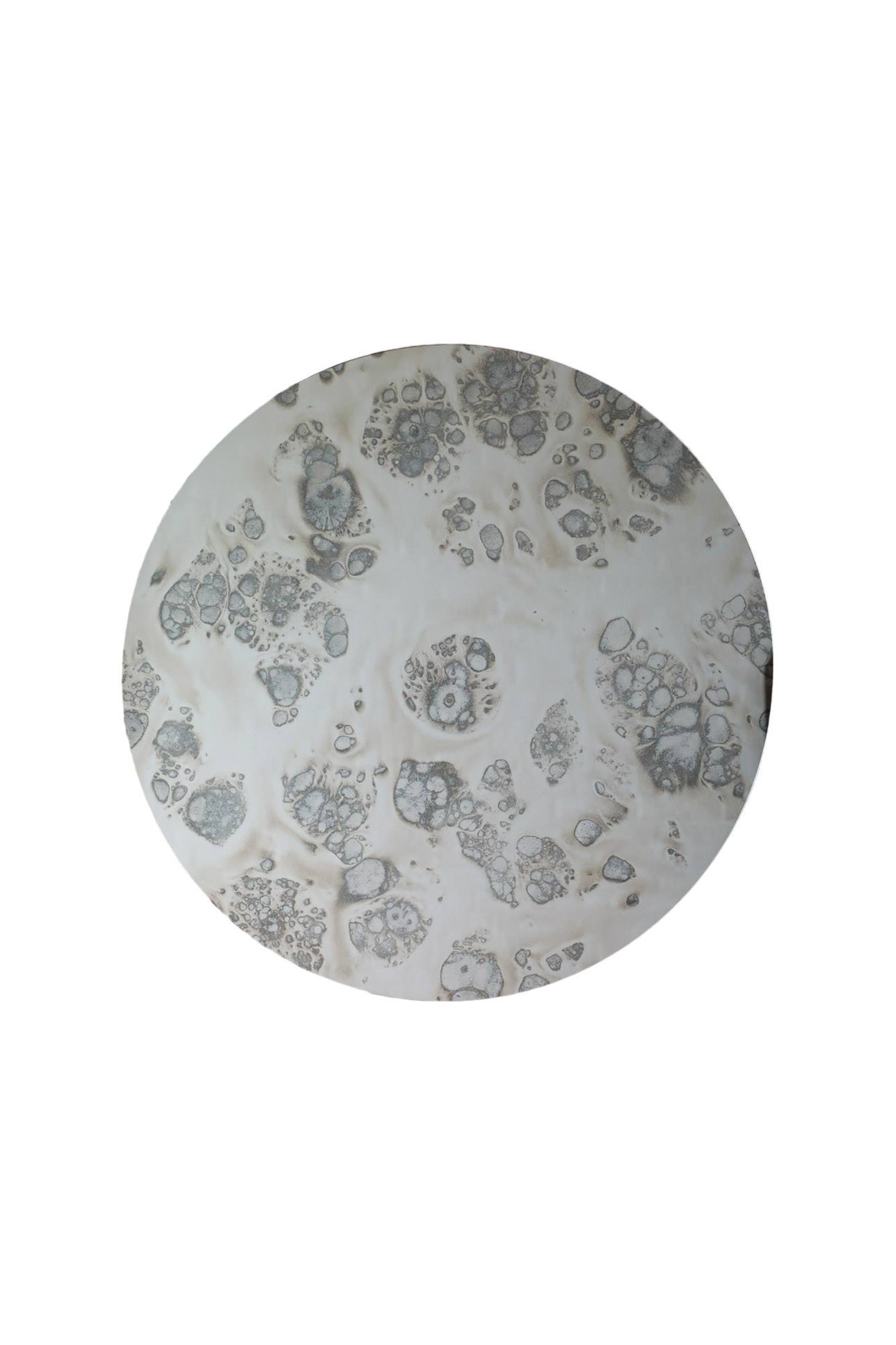 Rundt vægspejl med unikt mønster i grålige bobleformationer på spejloverfladen, som giver et kunstnerisk og organisk udtryk.