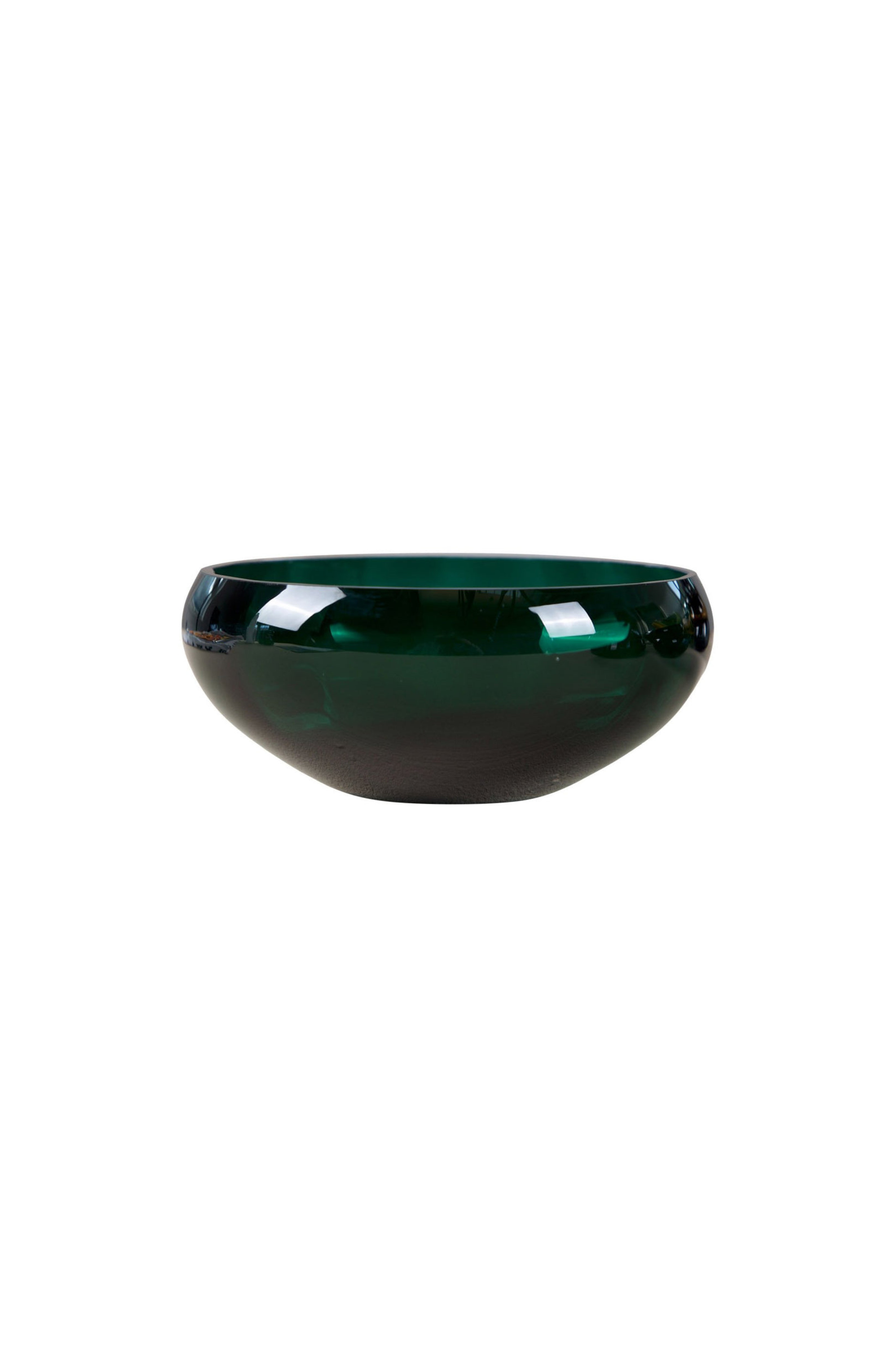 En enkelt mørkegrøn glasskål står isoleret på en hvid baggrund. Skålen har en blank overflade og en rund form med en let buet kant.