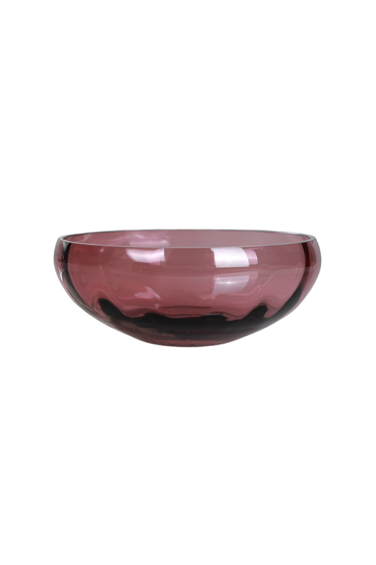 En skål i mundblæst glas i en dyb rosa farve. Skålen har en rund, organisk form med glatte kanter og en blank, gennemsigtig overflade, der reflekterer lyset.