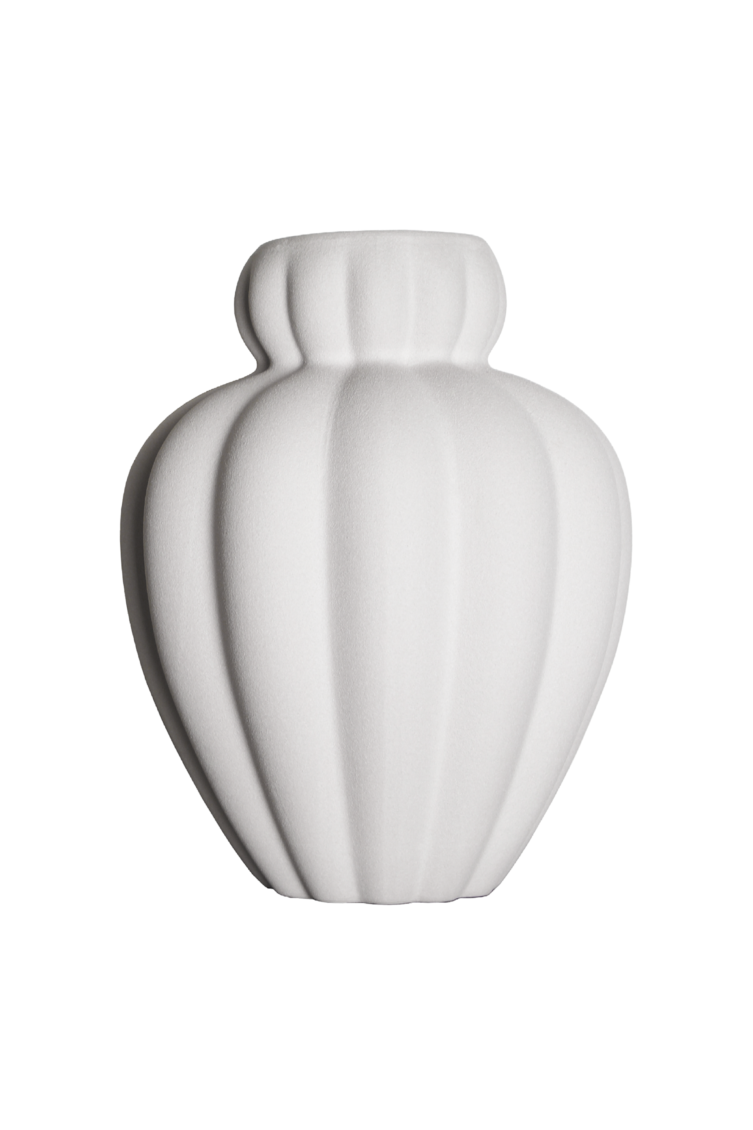 Hvid keramisk vase med bløde, organiske former og mat overflade, fotograferet mod hvid baggrund.
