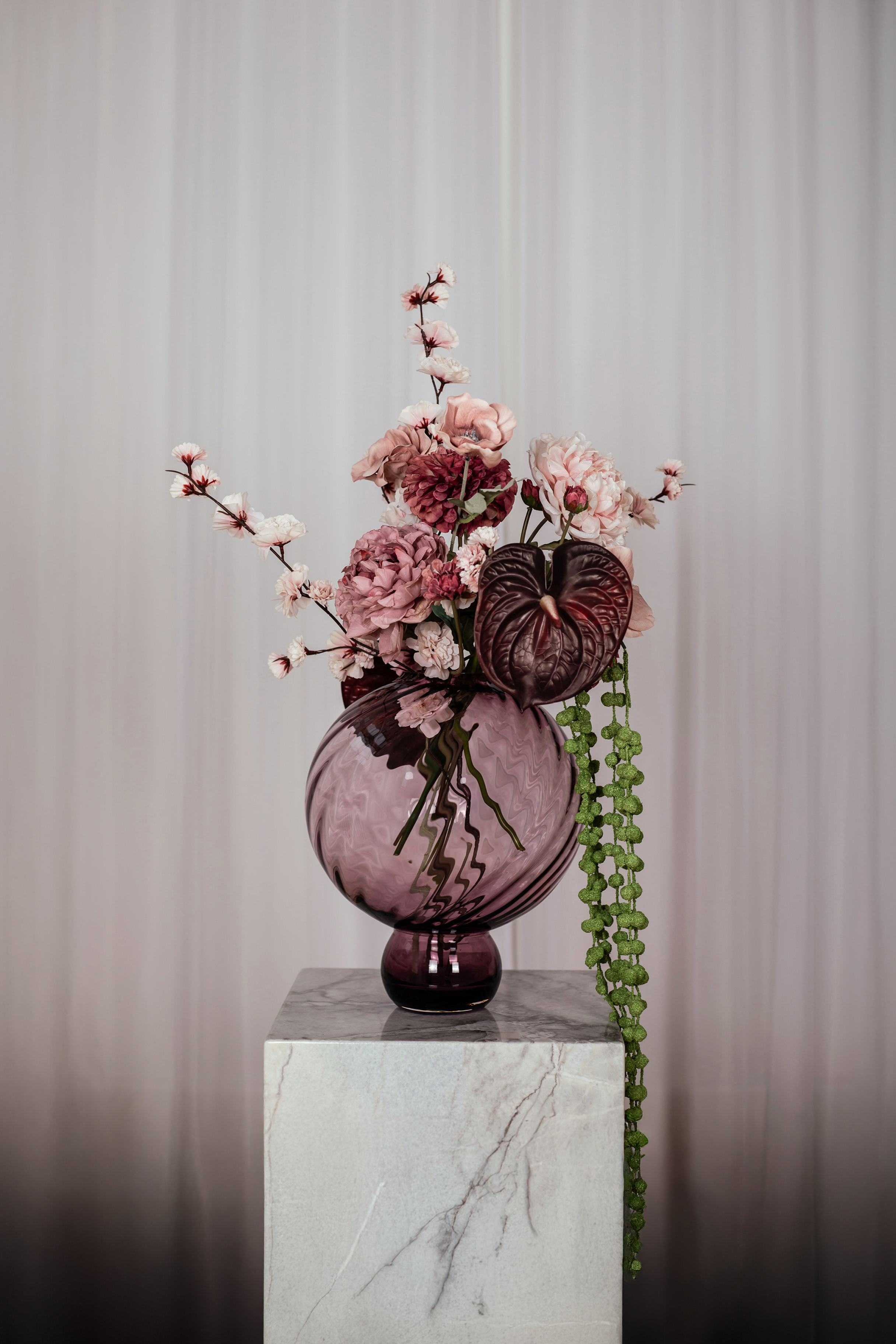 Kunstige blomster.
Buketten indeholder:
1 x Rose Cherry Blossom
2 x Burgundy Anthurium
1 x Green Hanging branch 3
2 x Pink Peony
1 x Creme Peony
2 x Sunset Dahlia