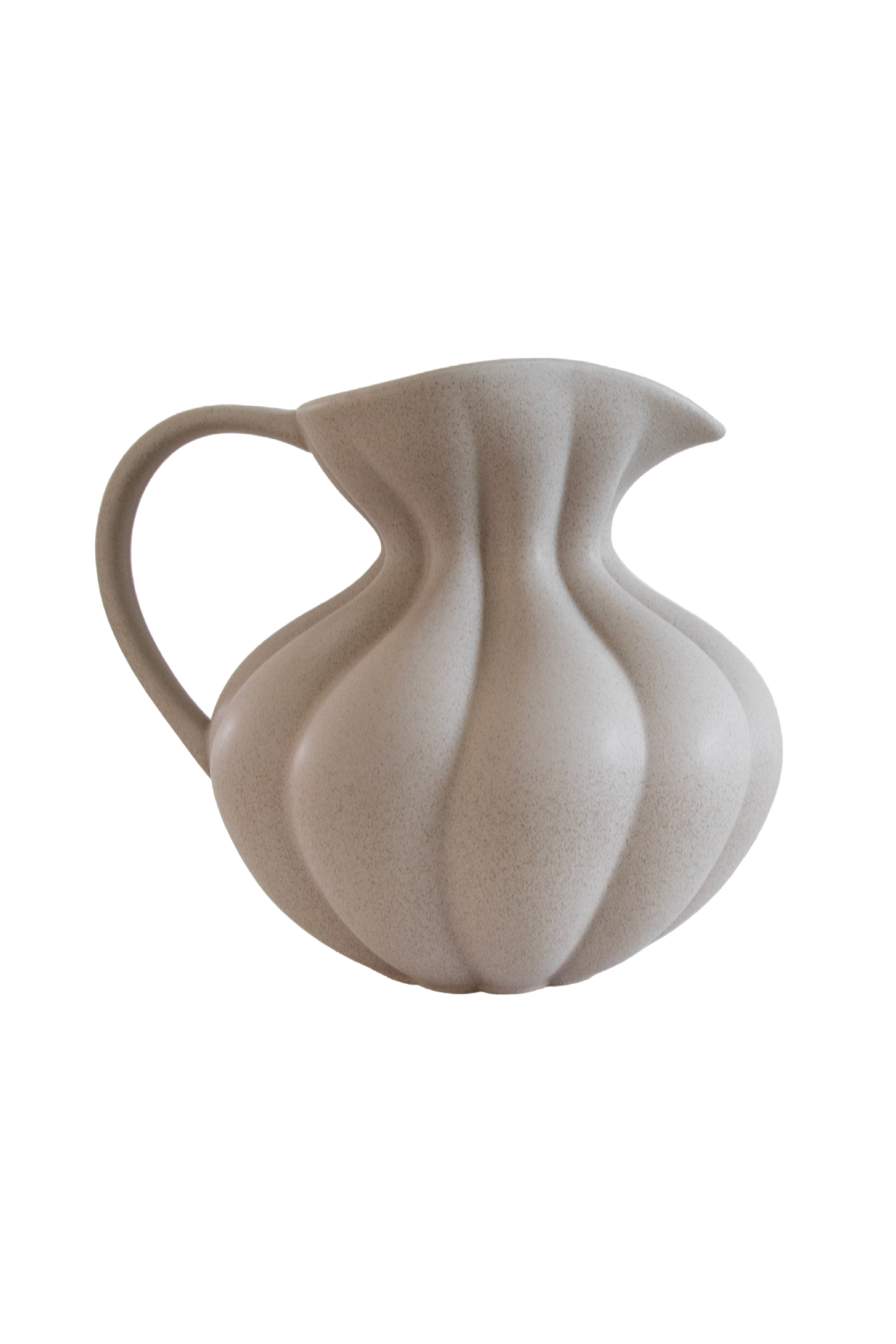 Elegant keramik kande i en organiskform og en naturlig sand farve.