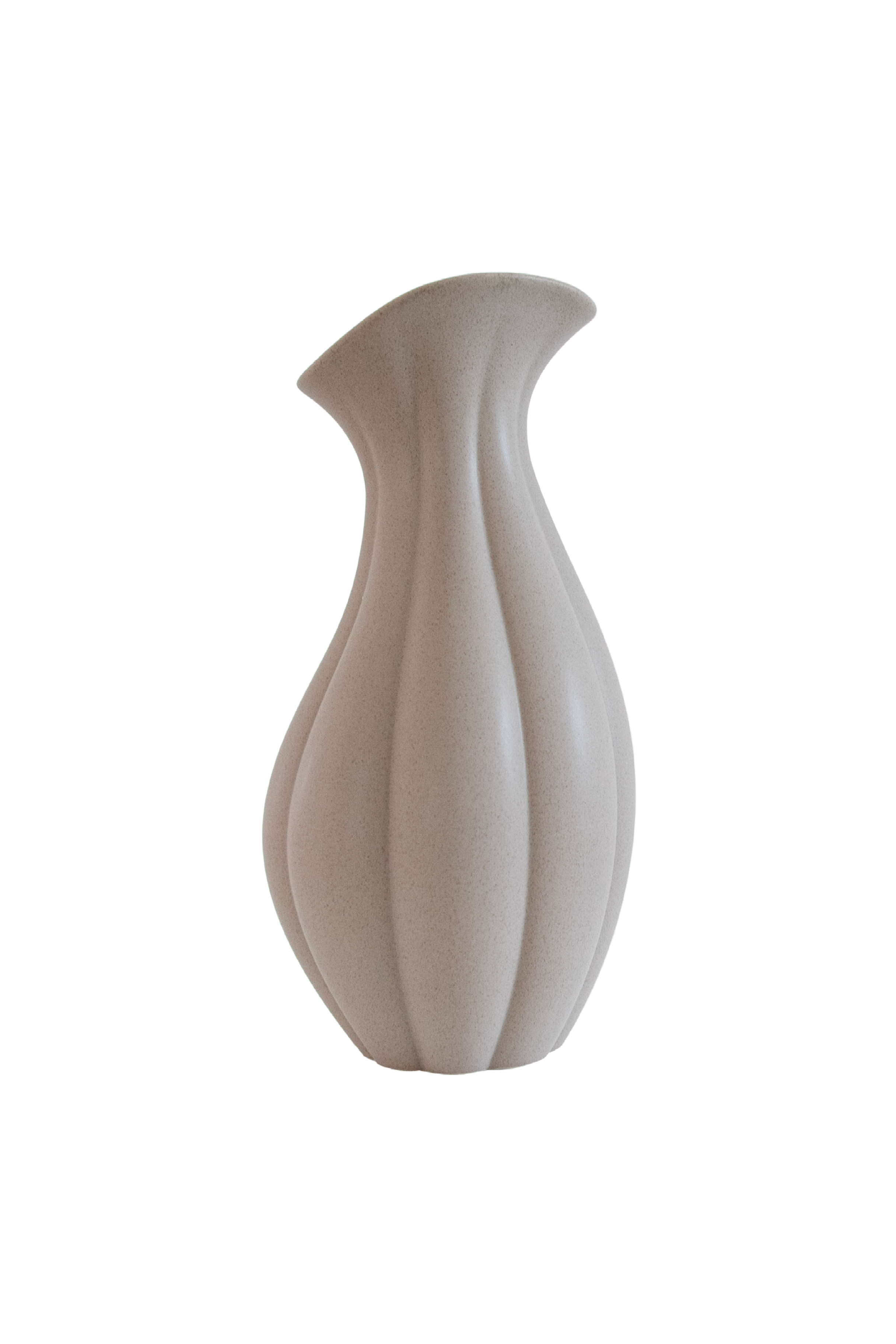 Beige keramisk kande uden hank, med elegant slank silhuet og bølgende overflade, fotograferet mod hvid baggrund.