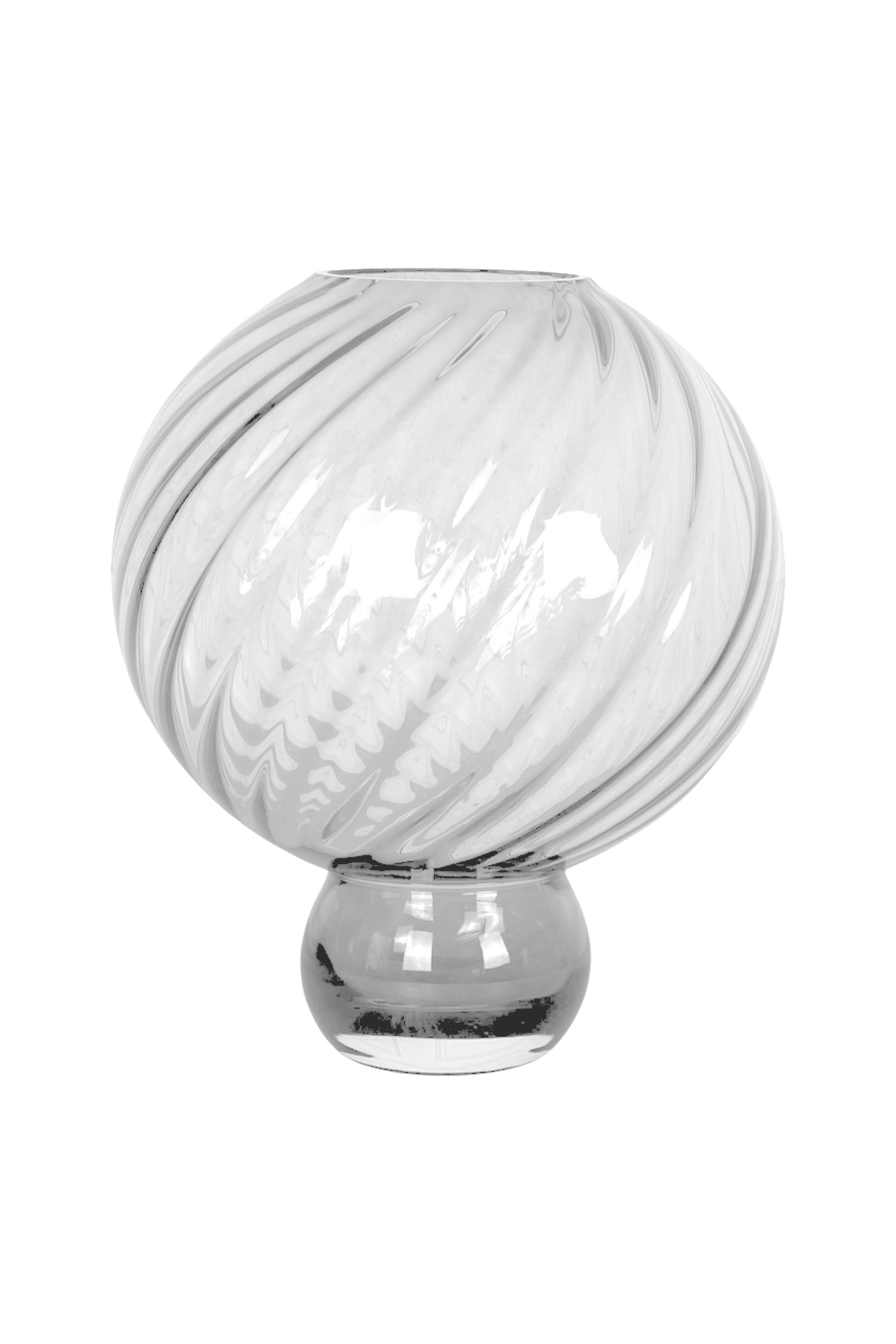 Rund glasvase i klart glas med snoet mønster og bred krop, der smalner ind mod åbningen. Vasen står på en lille, rund fod af samme klare glas, som giver et elegant løft.