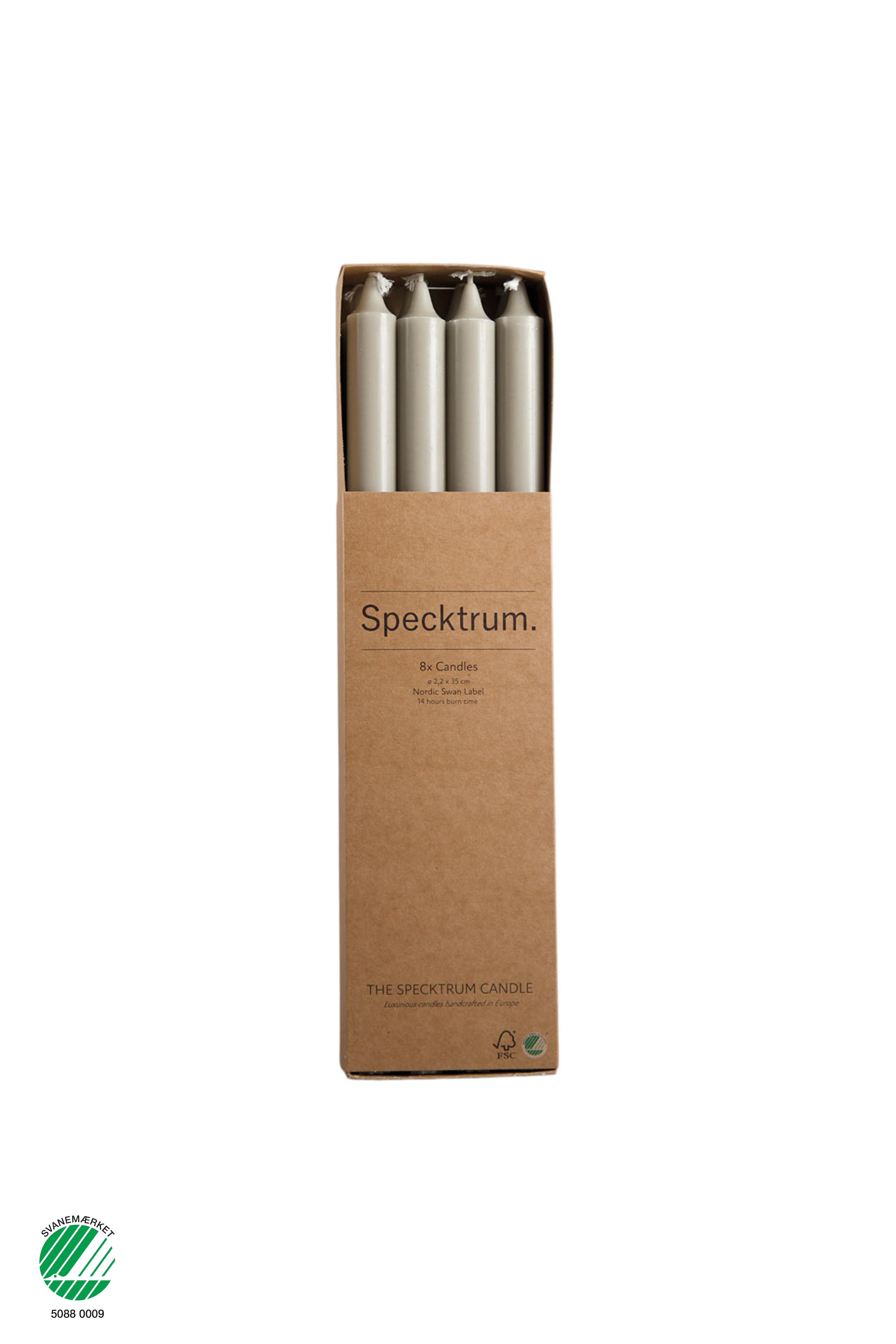 Pakke med 8 grå kronelys fra Specktrum i en brun papæske. På pakken står teksten 'Specktrum. 8x Candles' samt 'The Specktrum Candle'. Æsken er mærket med FSC-logo og Svanemærket