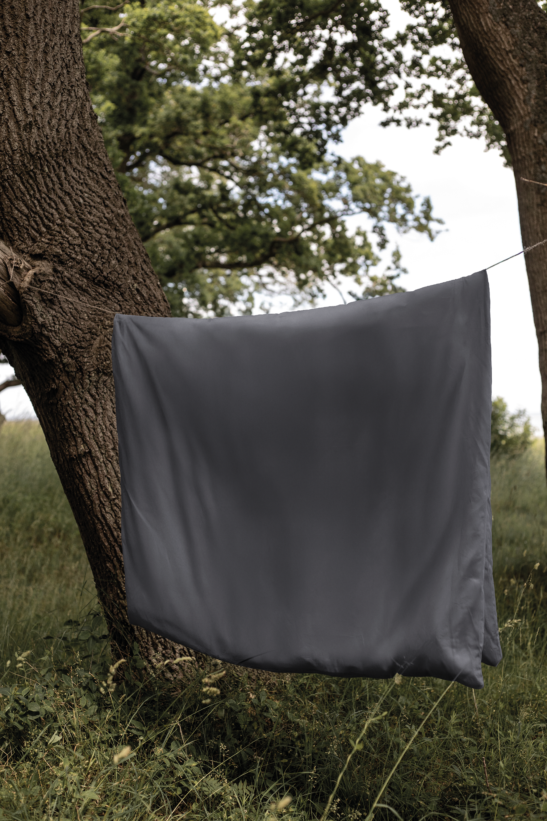 Økologisk sengetøj til almindelig dyne i farven grå til ophæng i naturen.