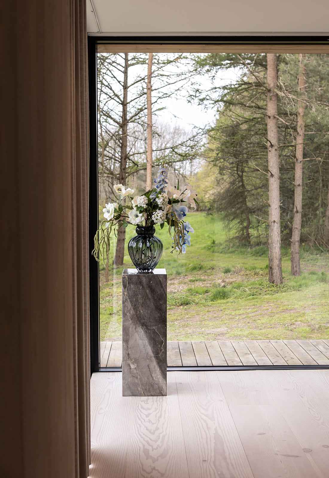 Smuk dekoration med Horizon pedestal dekoreret med Audrey vasen fra danske specktrum