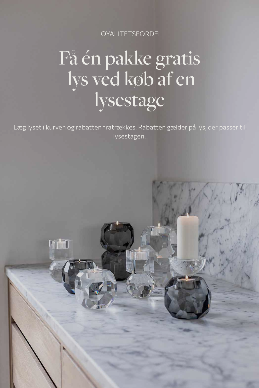 Loyalitetsfordel - få en pakke gratis lys ved køb af en lysestage. Billede af flere krystallysestager, der står på et køkkenbord med levende lys.
