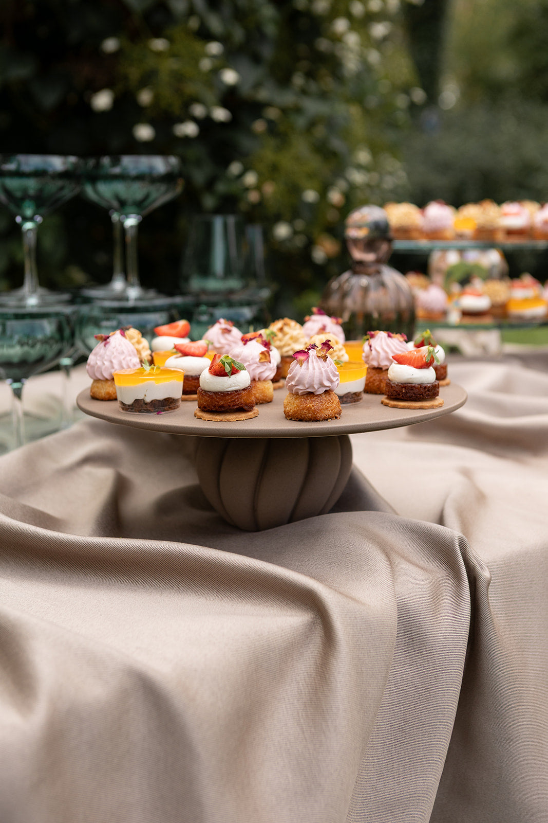 Nellie Cake Stand - Brown