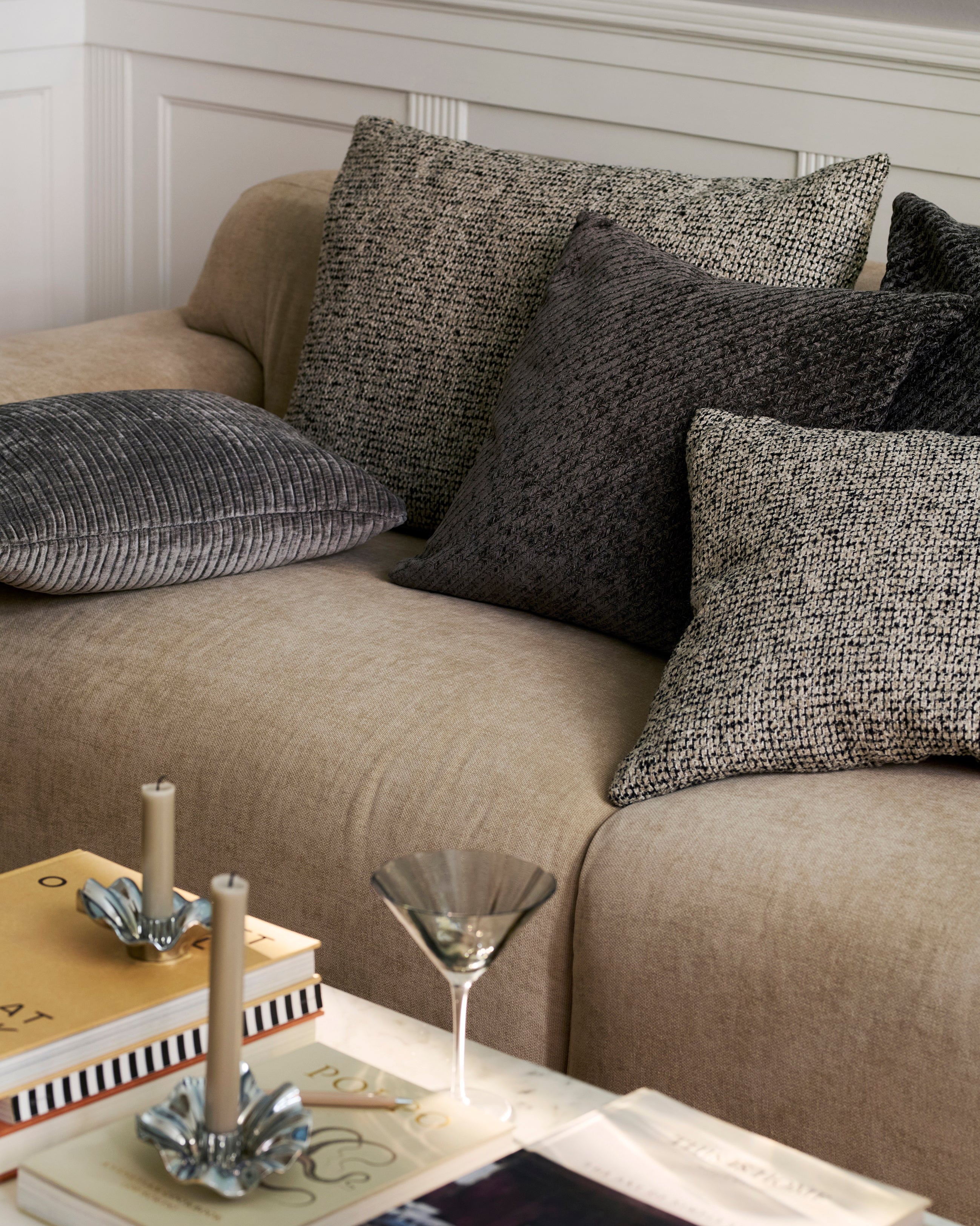 Puder grå og beige nuancer fra Specktrum stylet i en sofa.