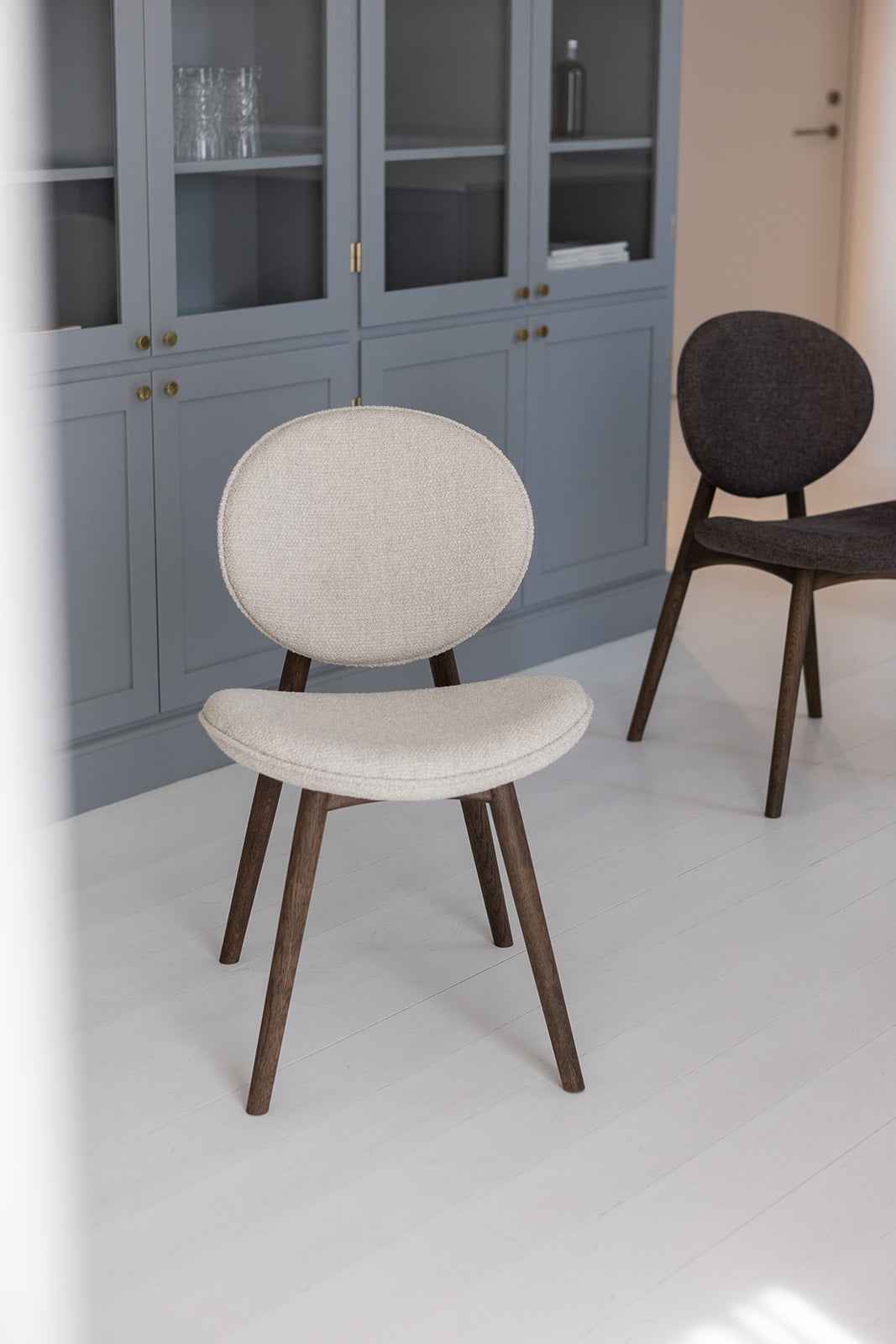 Nohr spisebordsstol - Mørkolieret Eg | Hvid Bouclé