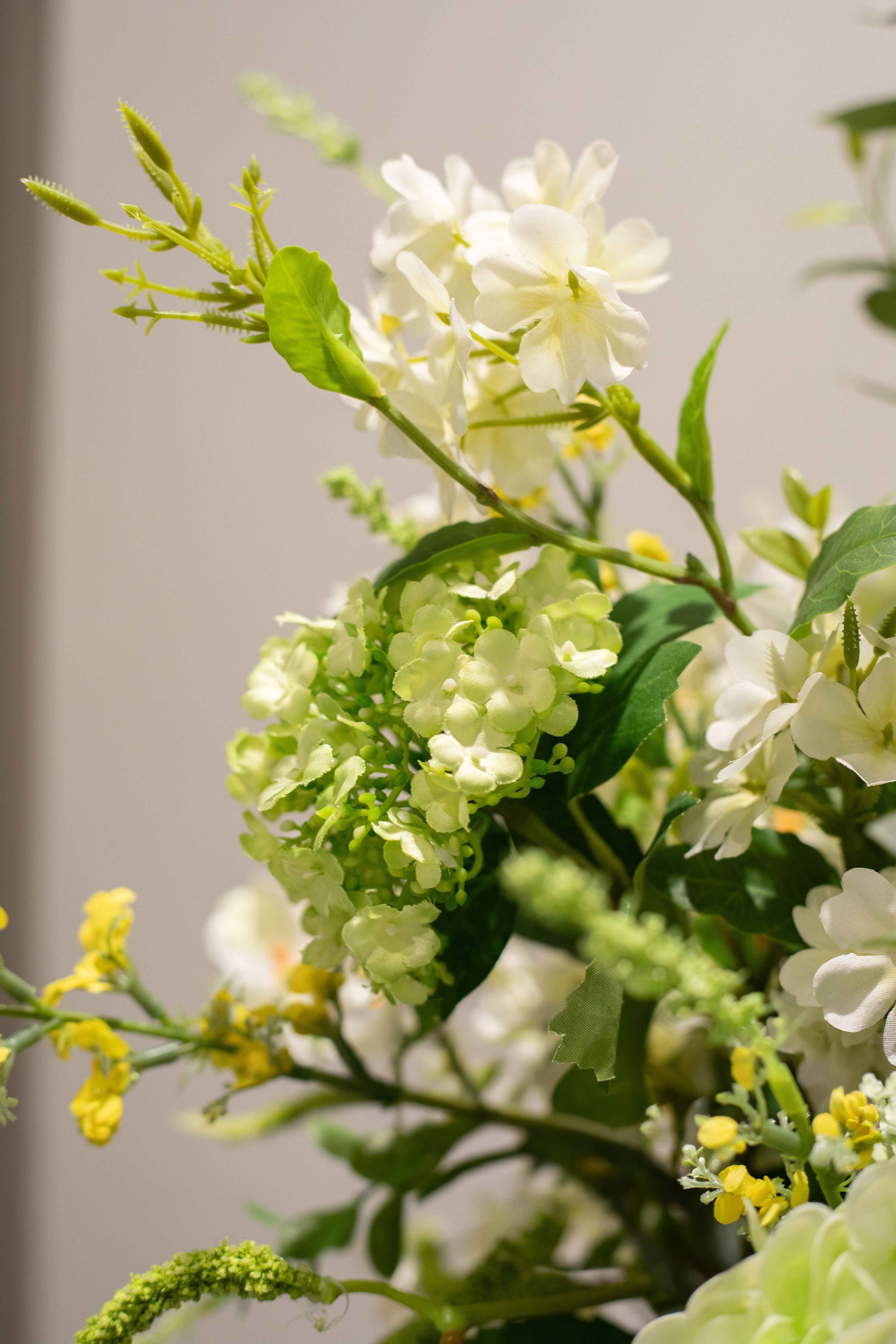 Nærbillede af buket 146, Sommer Have. Buketten har hvide, grønne og lysegule nuancer.