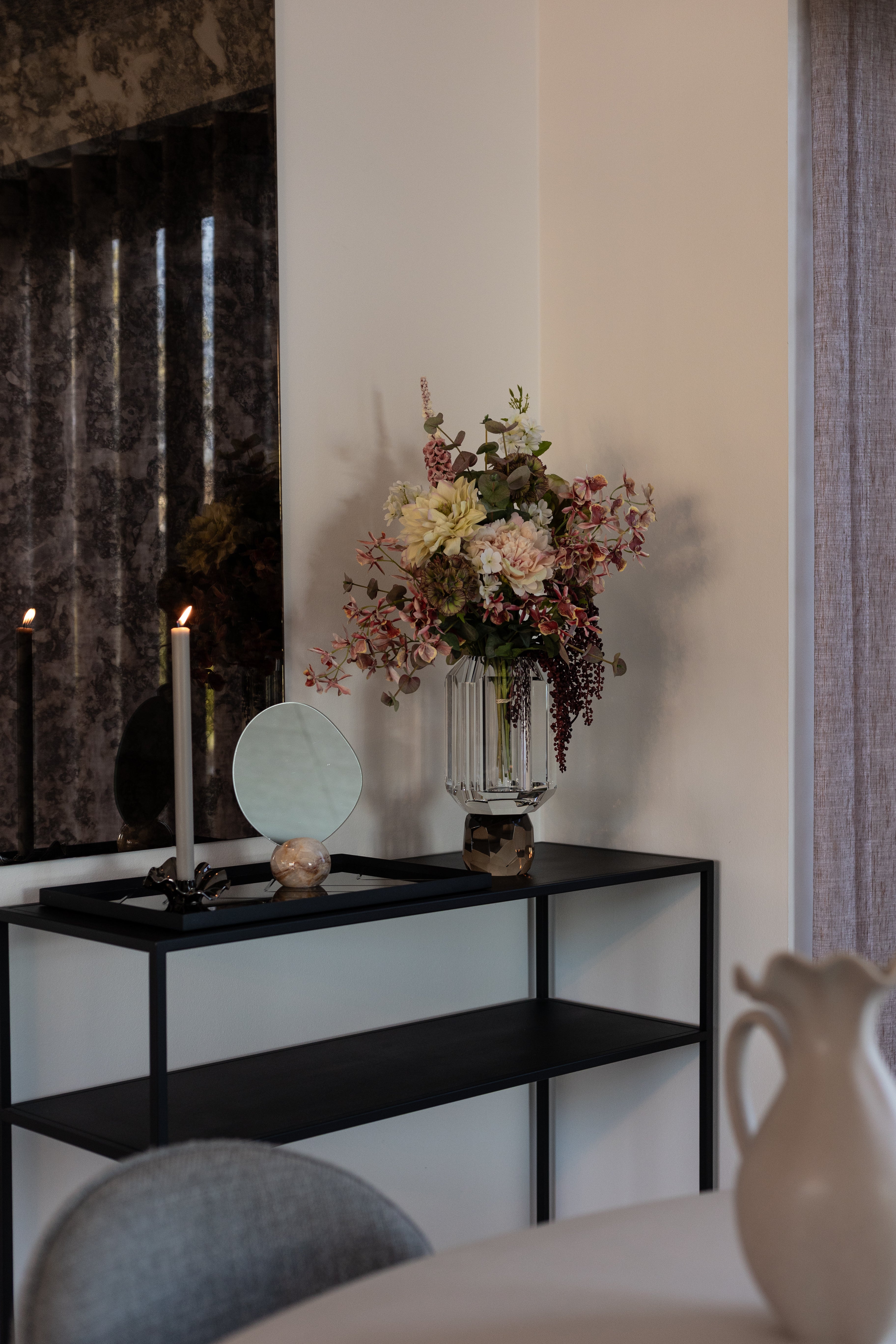 Storm vasen i krystalglas stylet på et konsolbord sammen med andre designs fra Specktrum.