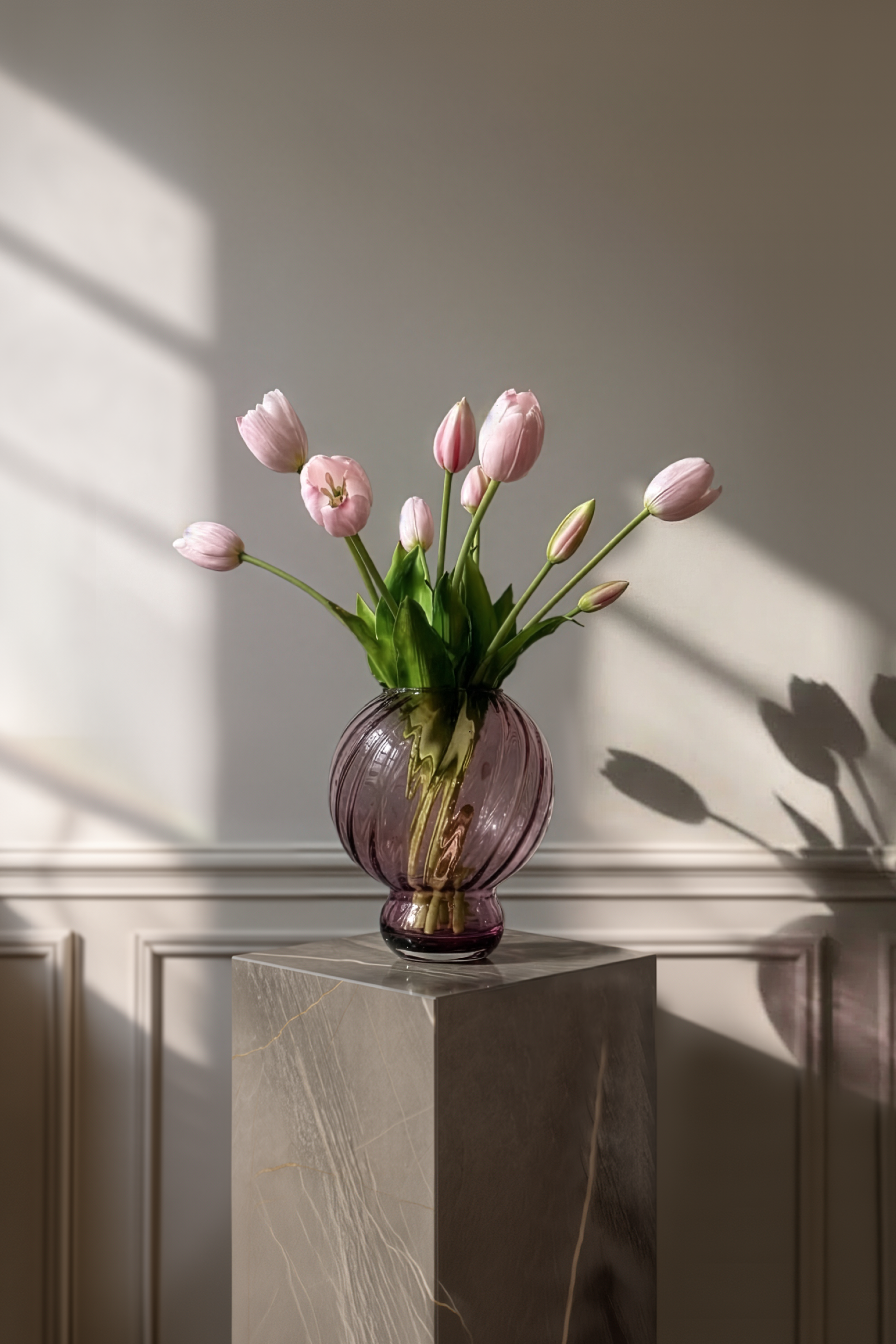 Meadow vasen i lille stylet med lyserøde tulipaner. Kunstige blomster med naturtro detaljer.