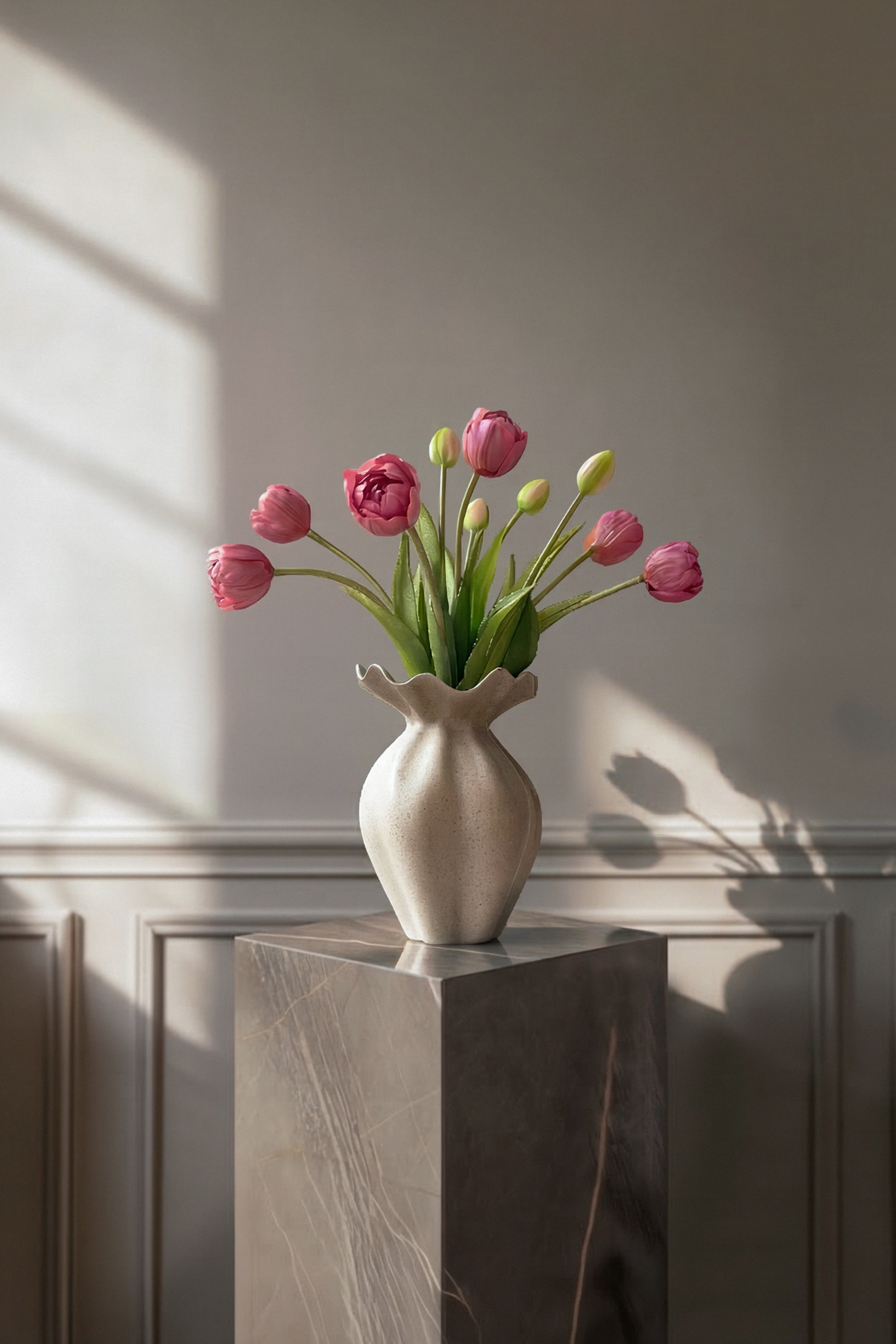 Tulipan buket af kunstige, naturtro blomster i lilla og rosa nuancer.