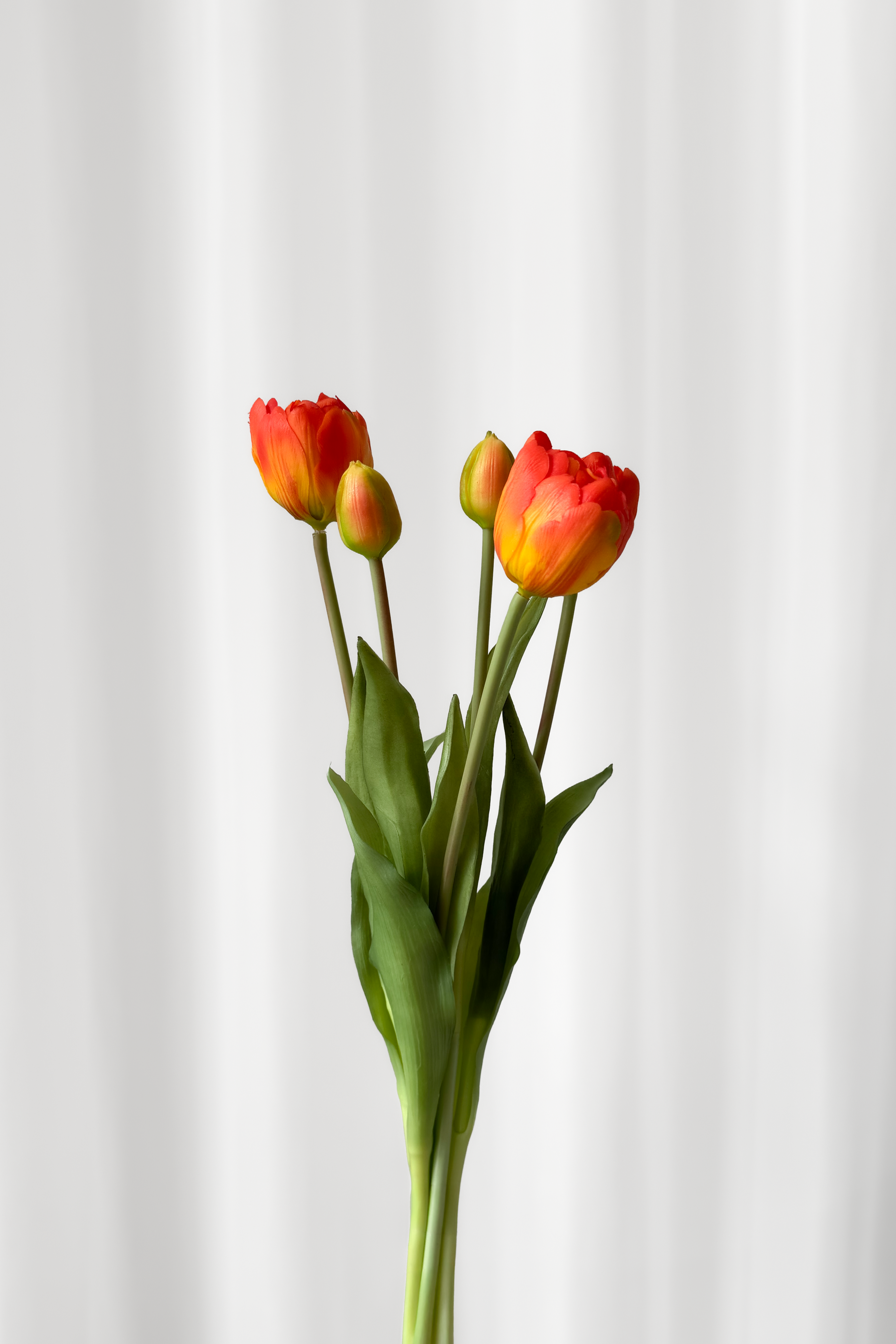 Tulipanbundt fra Specktrum i rød orange nuancer. Bundt med 5 hoveder. Naturtro kunstige blomster.