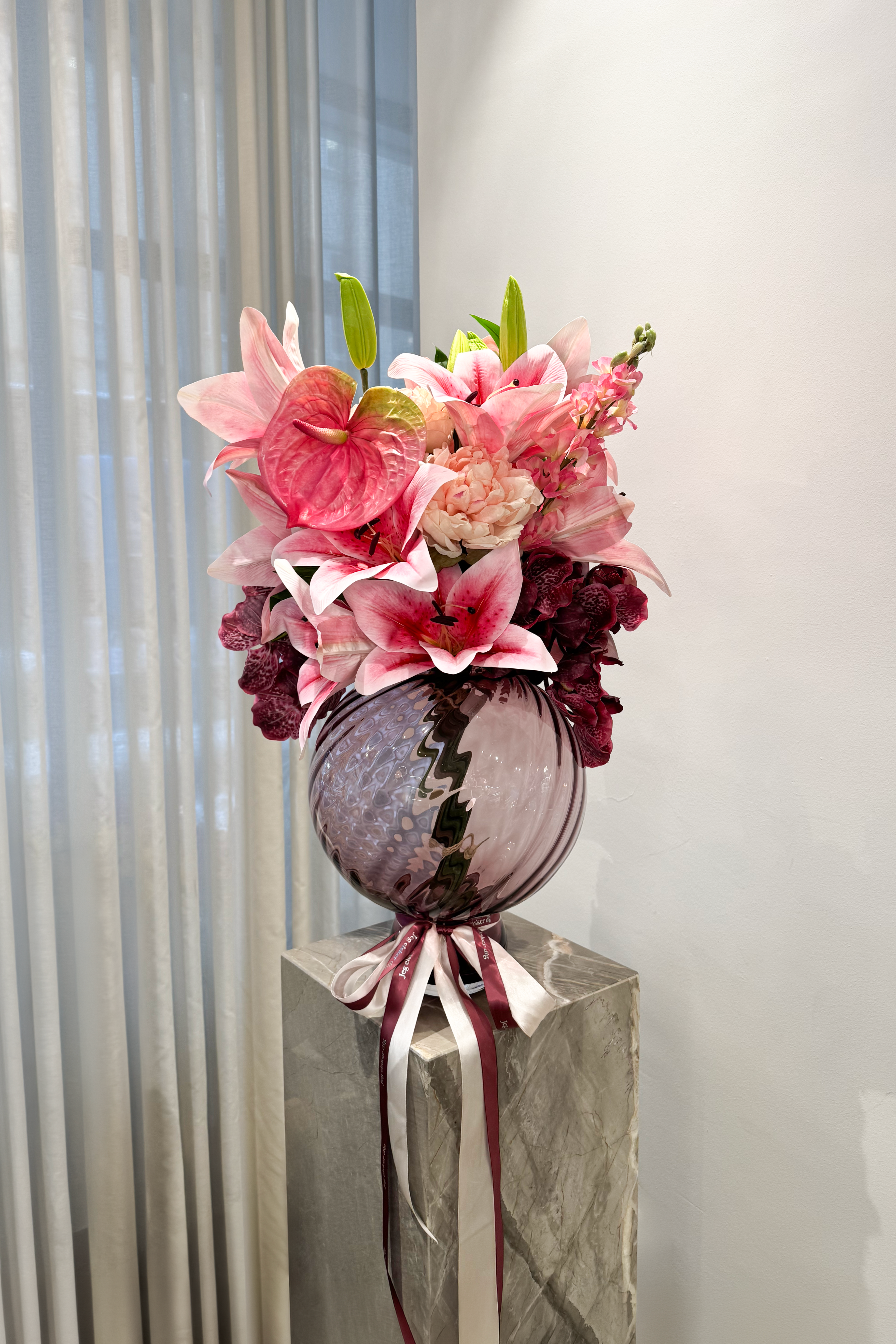 En ekstraordinær valentinsbuket i pink og bordeaux nuancer.