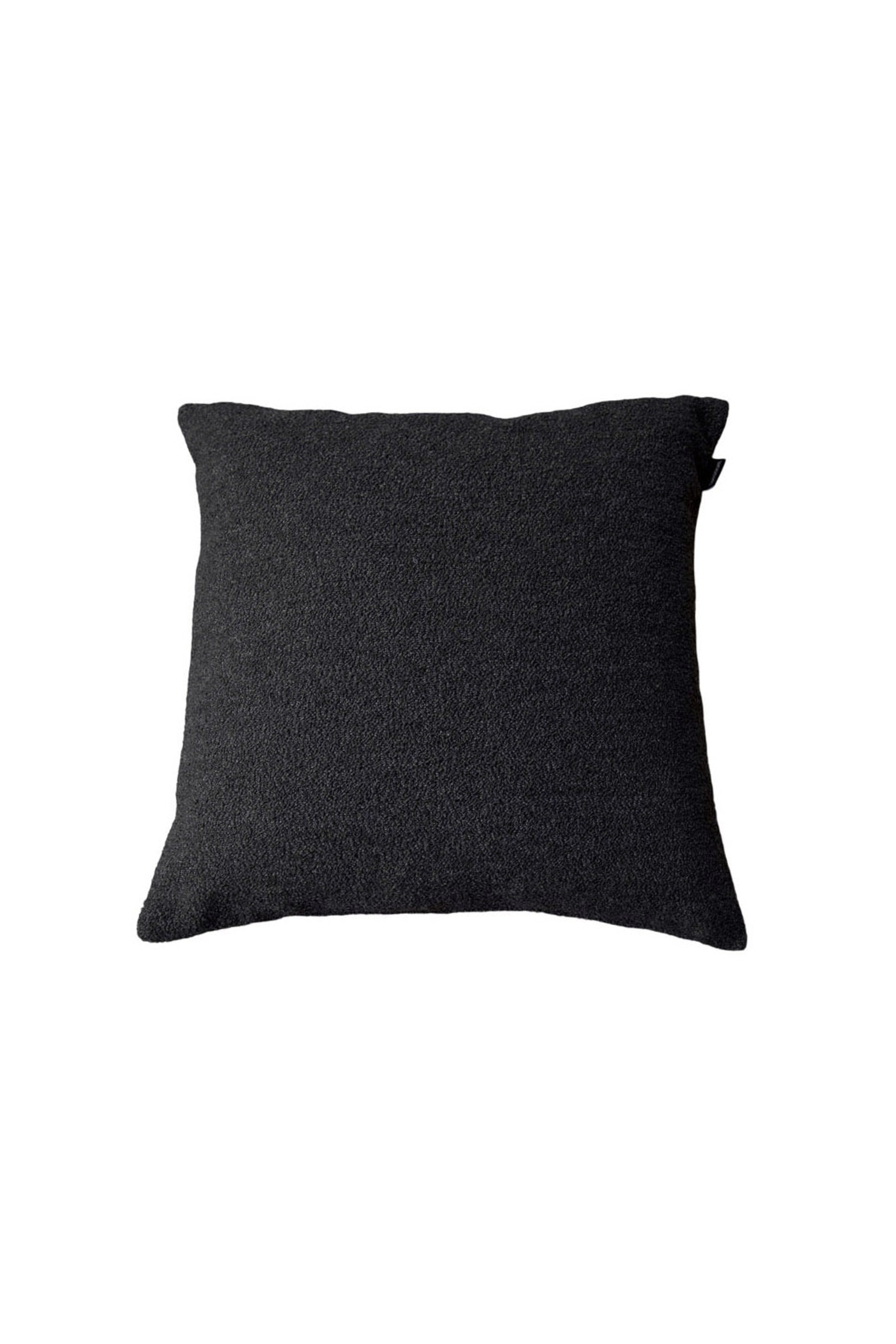 Kvadratisk pude i mørkegrå boucle i størrelsen 45x45 cm.