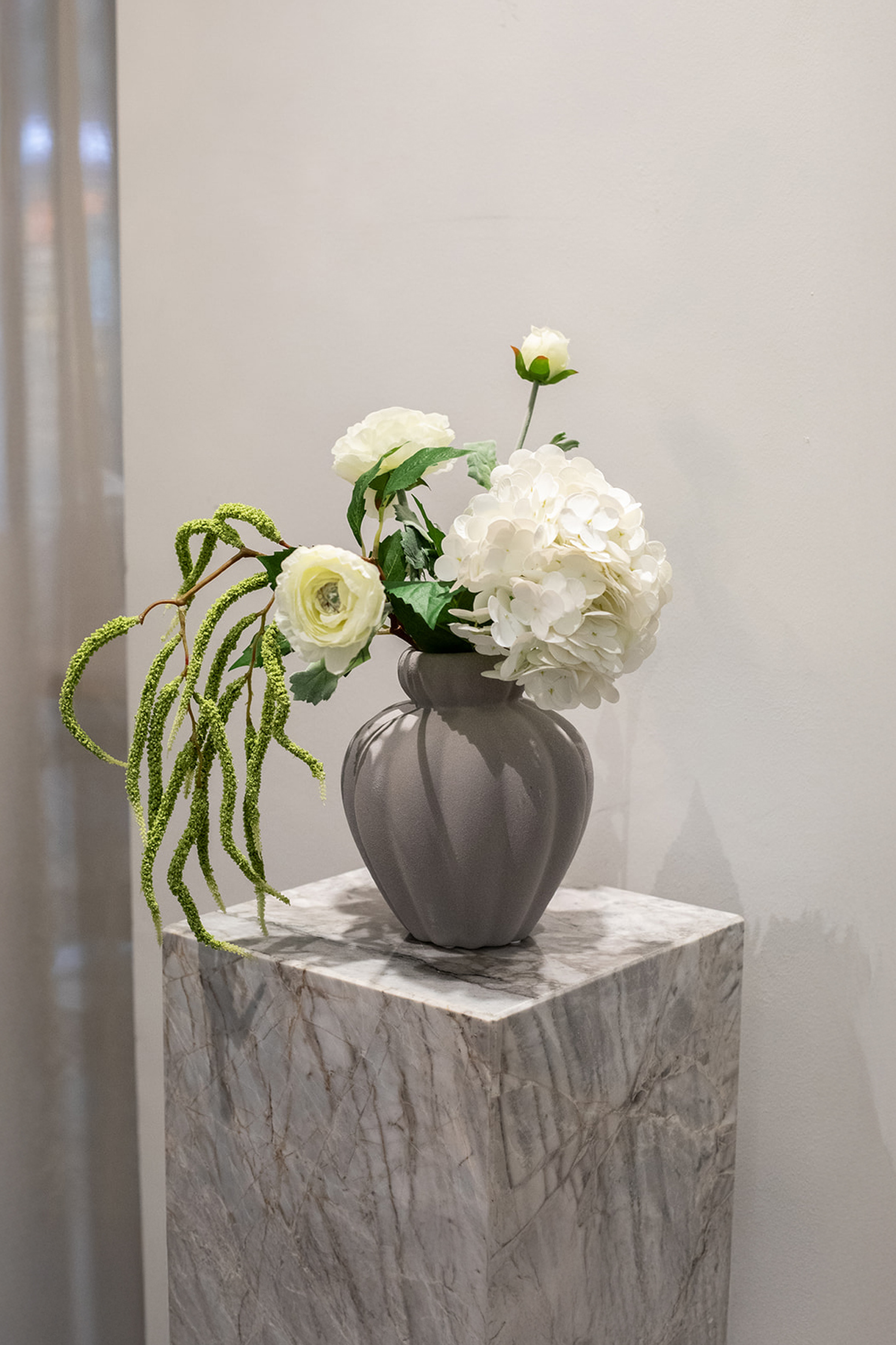 Kunstige blomster samlet til buket.
Buketten indeholder:
1 x Green Hanging branch no. 2
1 x White Hydrangea
1 x White Ranunculus
