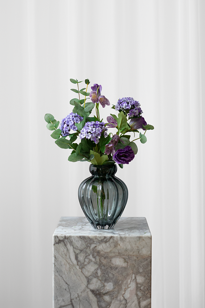 lilla kunstige hortensia fra specktrum med eukalyptus grene