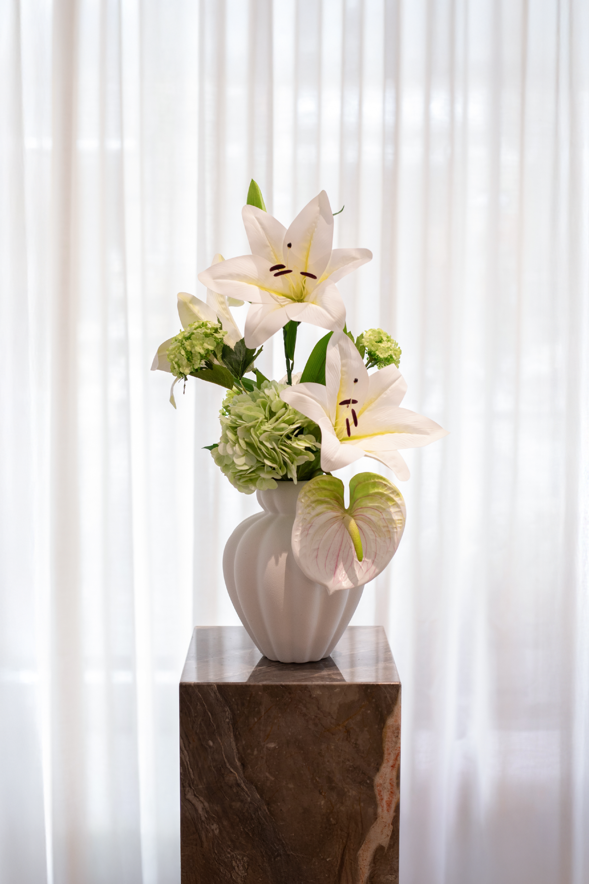 Kunstige blomster samlet til buket.
Buketten er stylet i Penelope vasen i medium.
Buketten indeholder
1 x white Anthurium
1 x White Lily large
1 x Light green Hydrangea
1 x White Hydrangea
1 x Light green Hydrangea branch