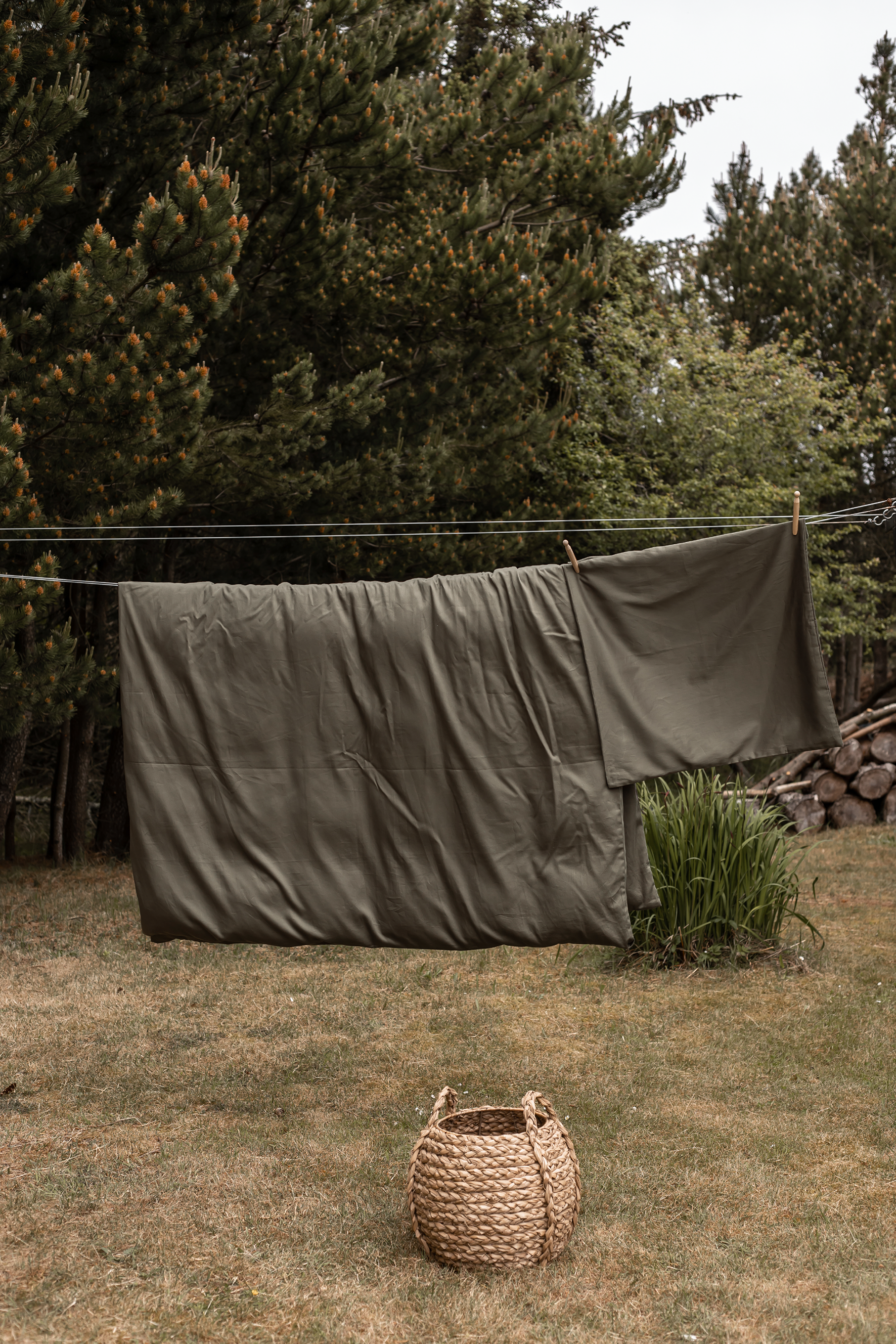 Sengetøj i bomuldssatin i grøn og med ekstra længde til ophæng i naturen.