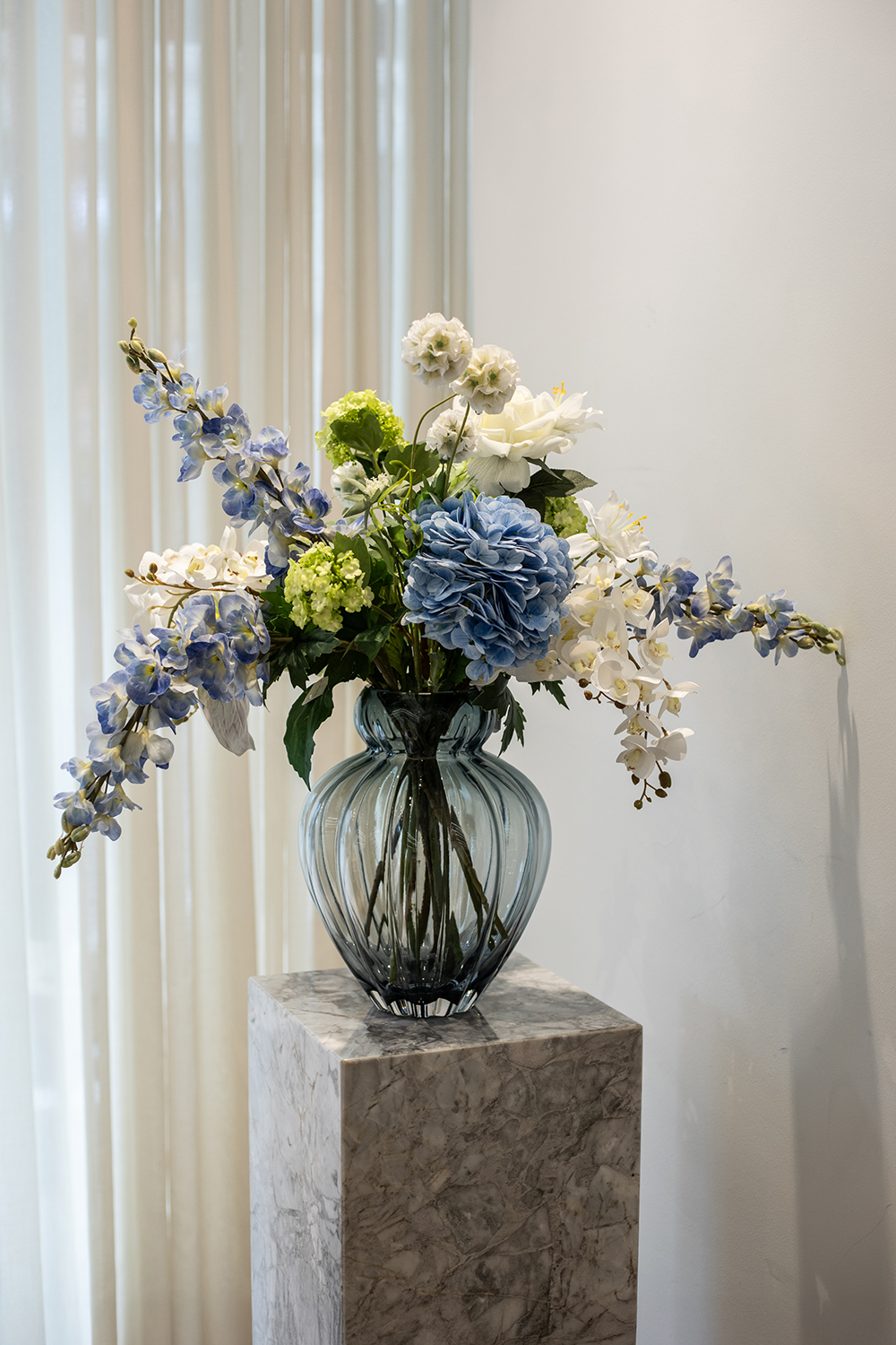 buket med kunstige blomster i hortensia, consolida, roser