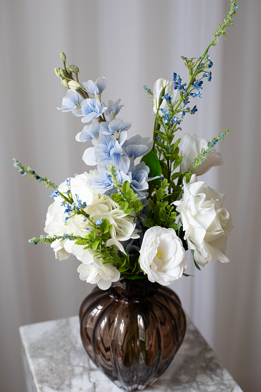 nærbillede af kunstig blomst fra specktrum med hvid rose og hortensia