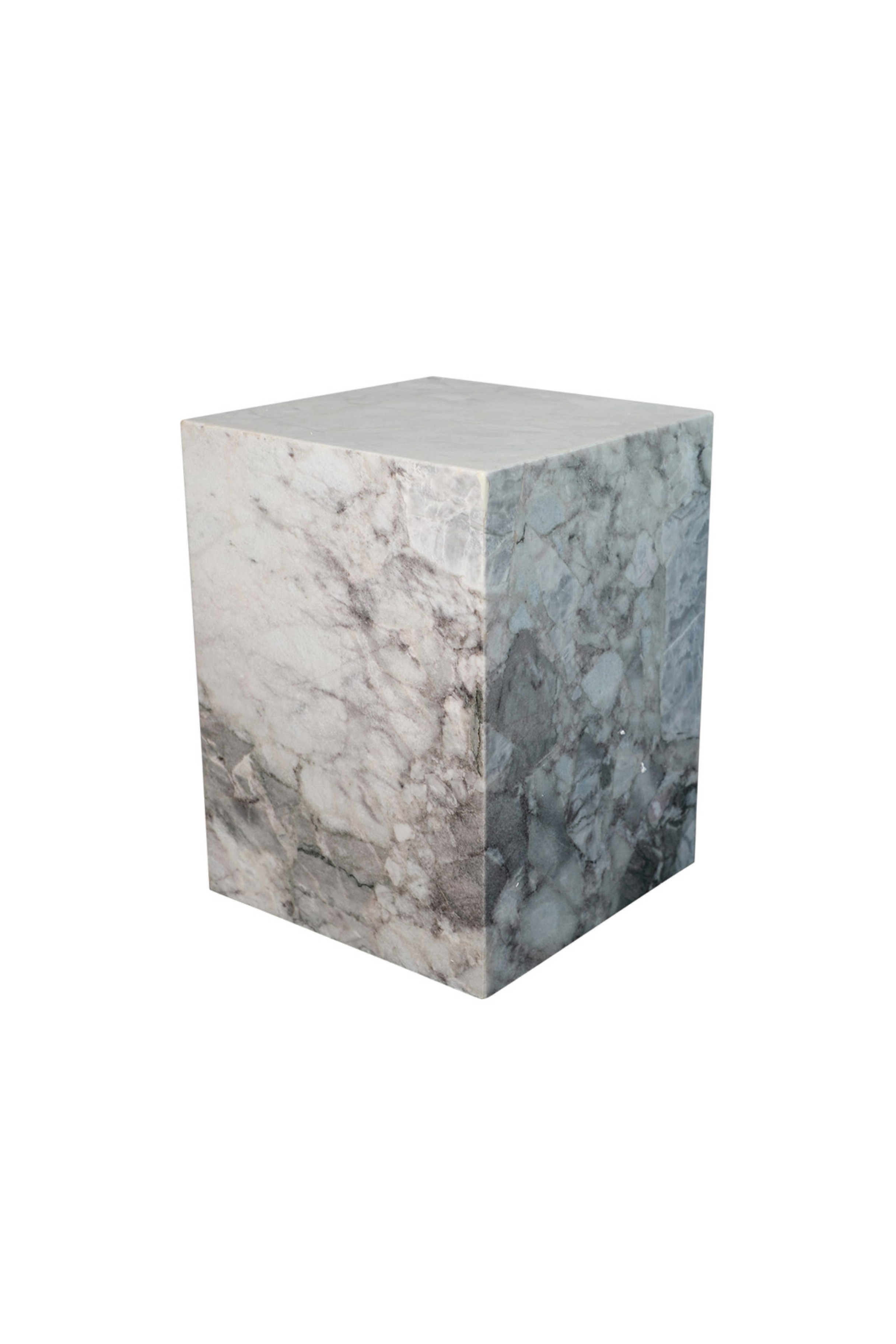 Et kubeformet sidebord i poleret marmor med en overvejende lys grå-hvid farvetone og naturlige årer i mørkere grå og svage grønne nuancer. Sidebordet står frit med hvid baggrund.