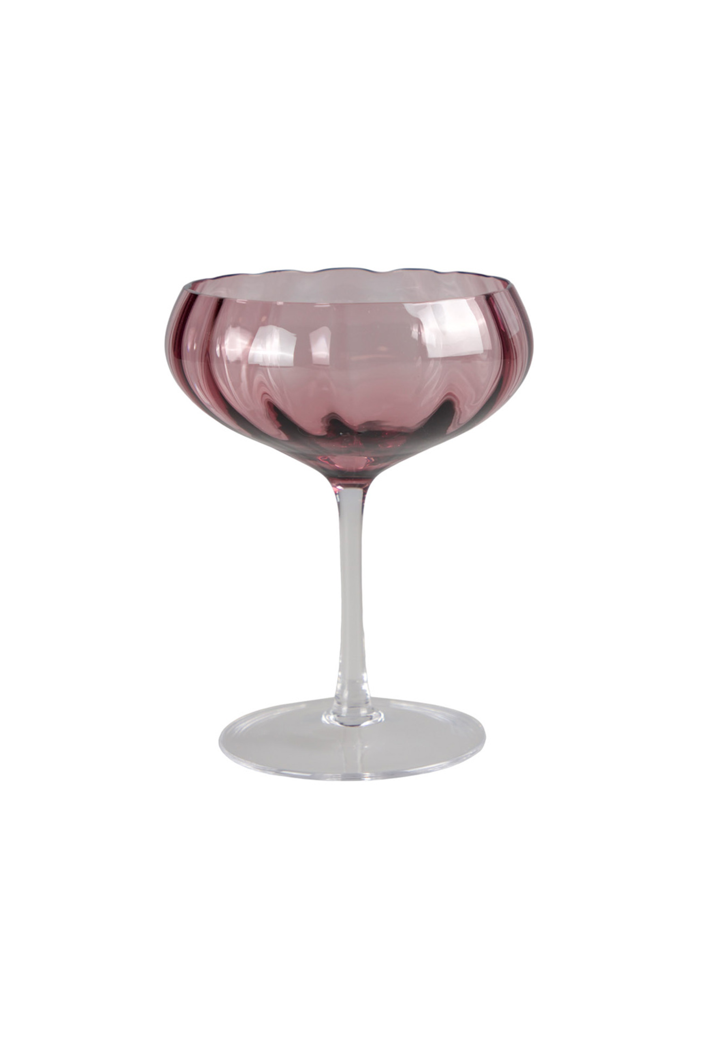 Lyserødt cocktailglas i glas med riflet, bølget skål og klar stilk og fod.