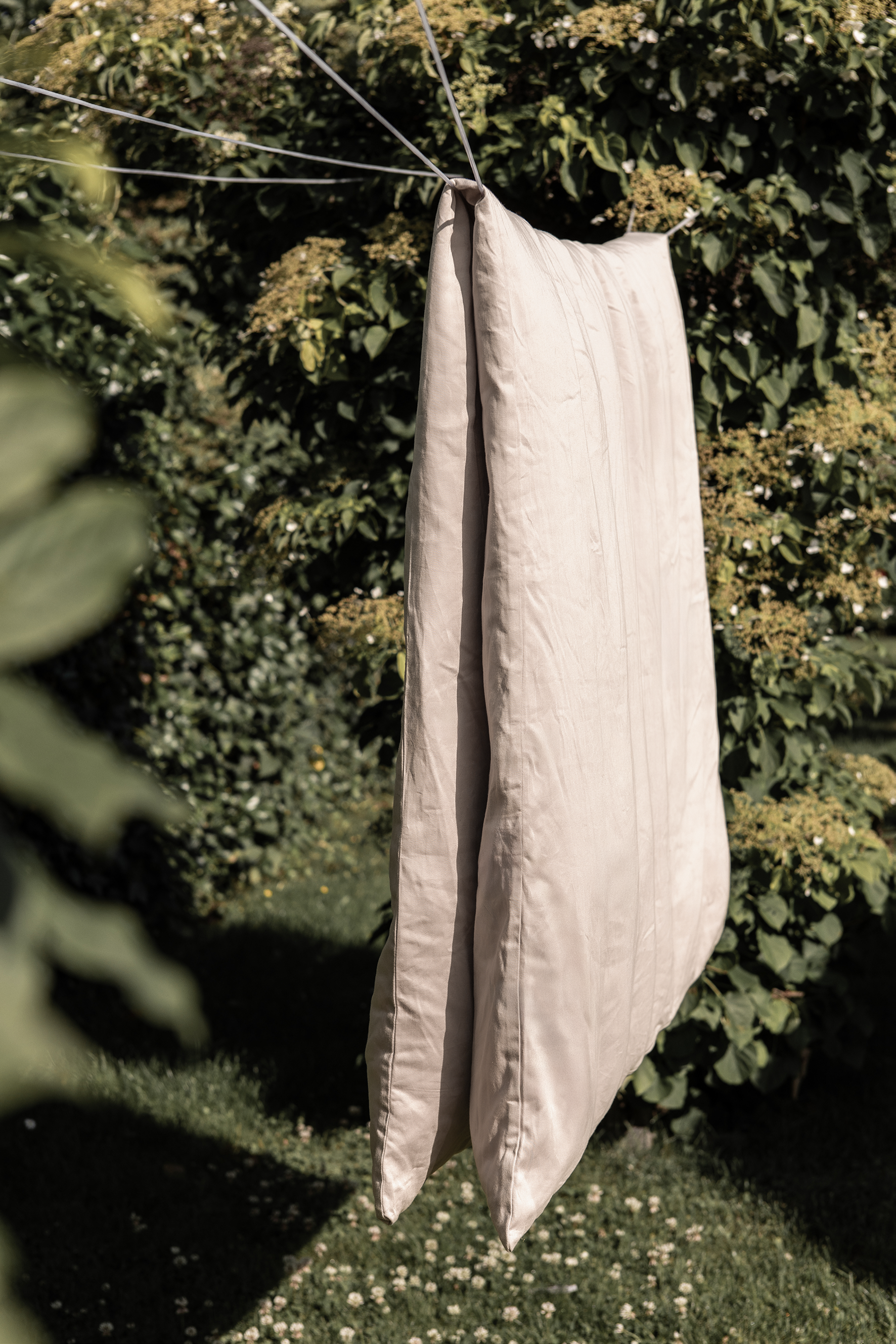 Sengetøj fra Specktrum, til ophæng i naturen i en lys pudderfarve.