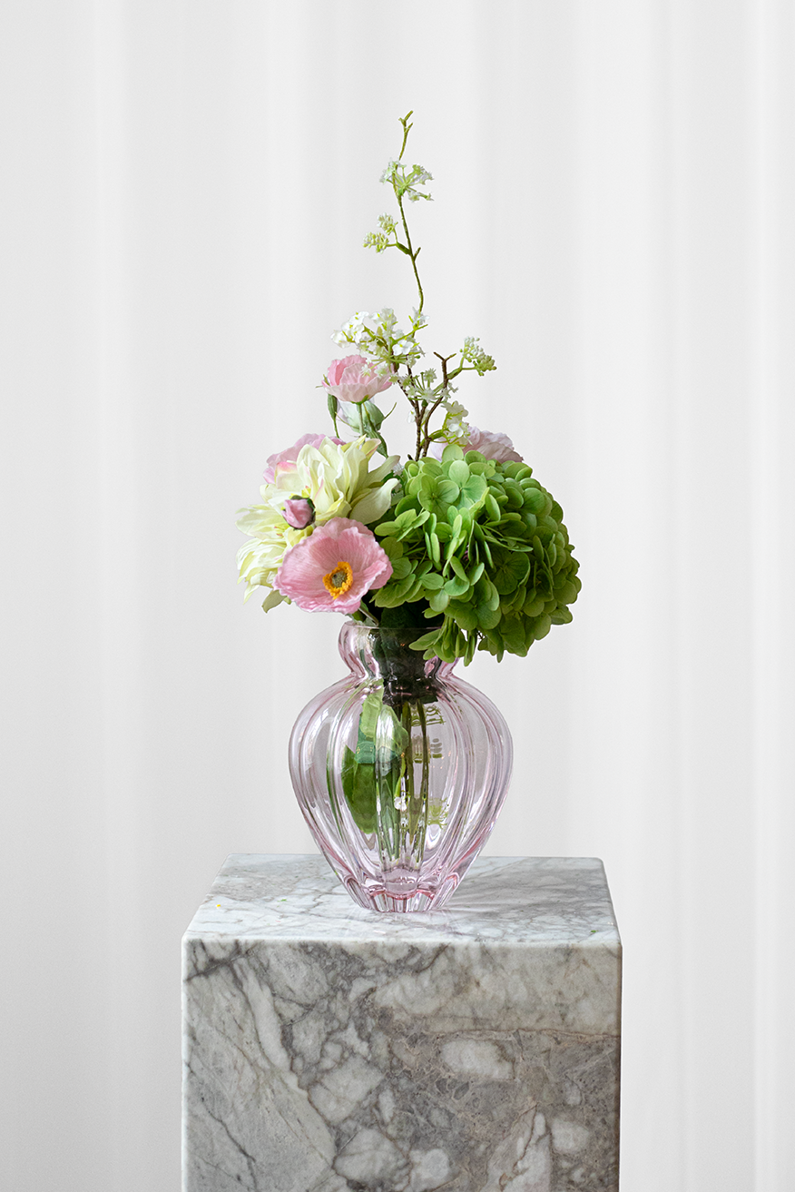grønne kunstige hortensia og lyserøde valmuer i lyserød vase fra specktrum