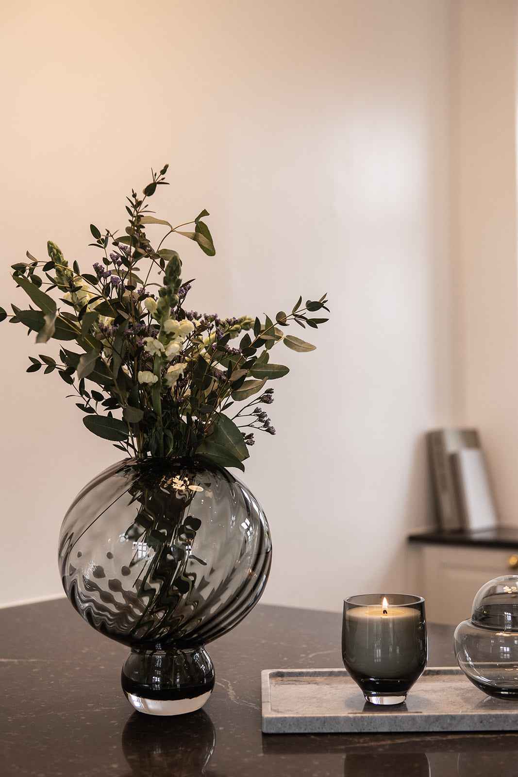 Meadow Swirl Vase - Grå | Mellem