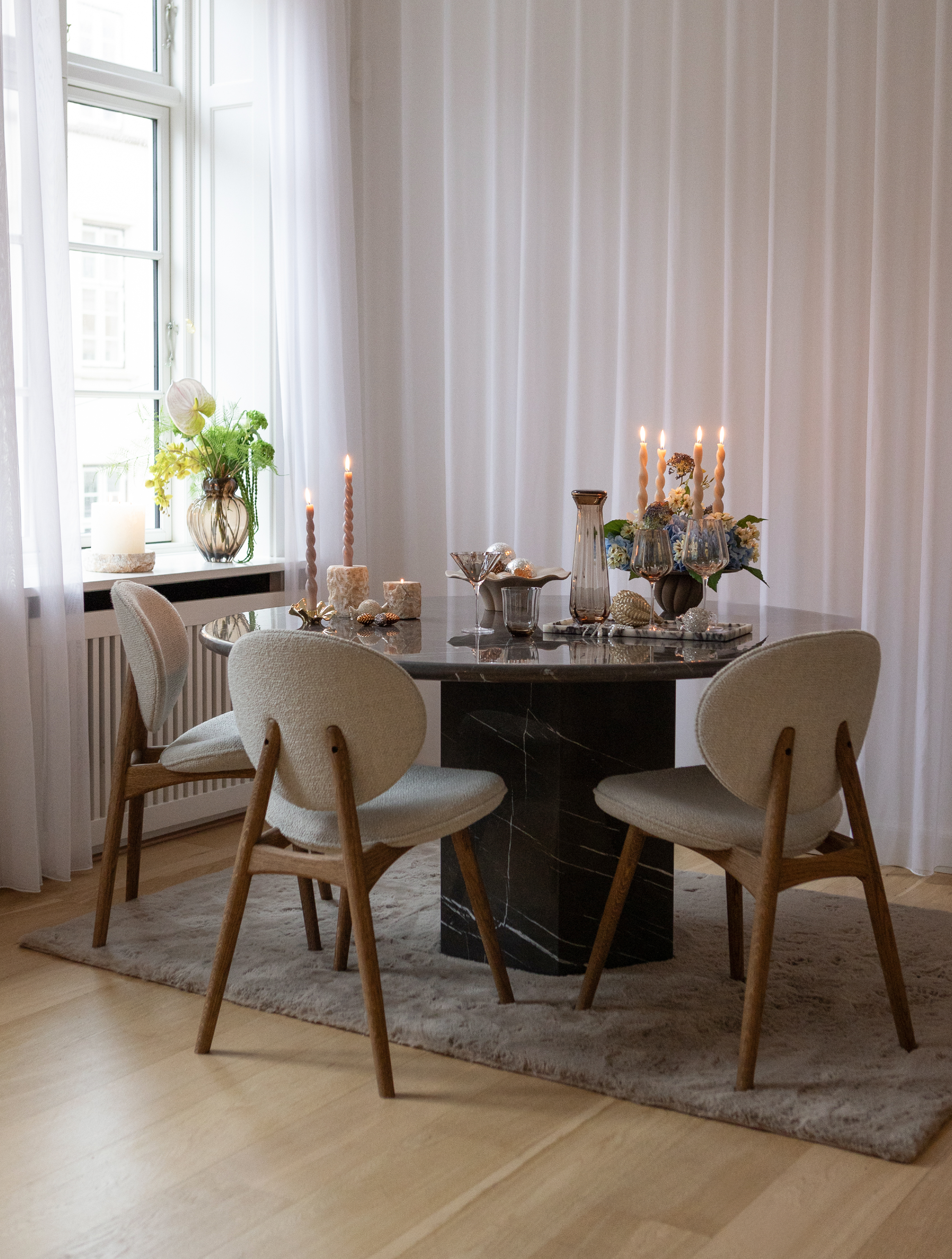 Bord med julepynt, dekorationer og levende lys