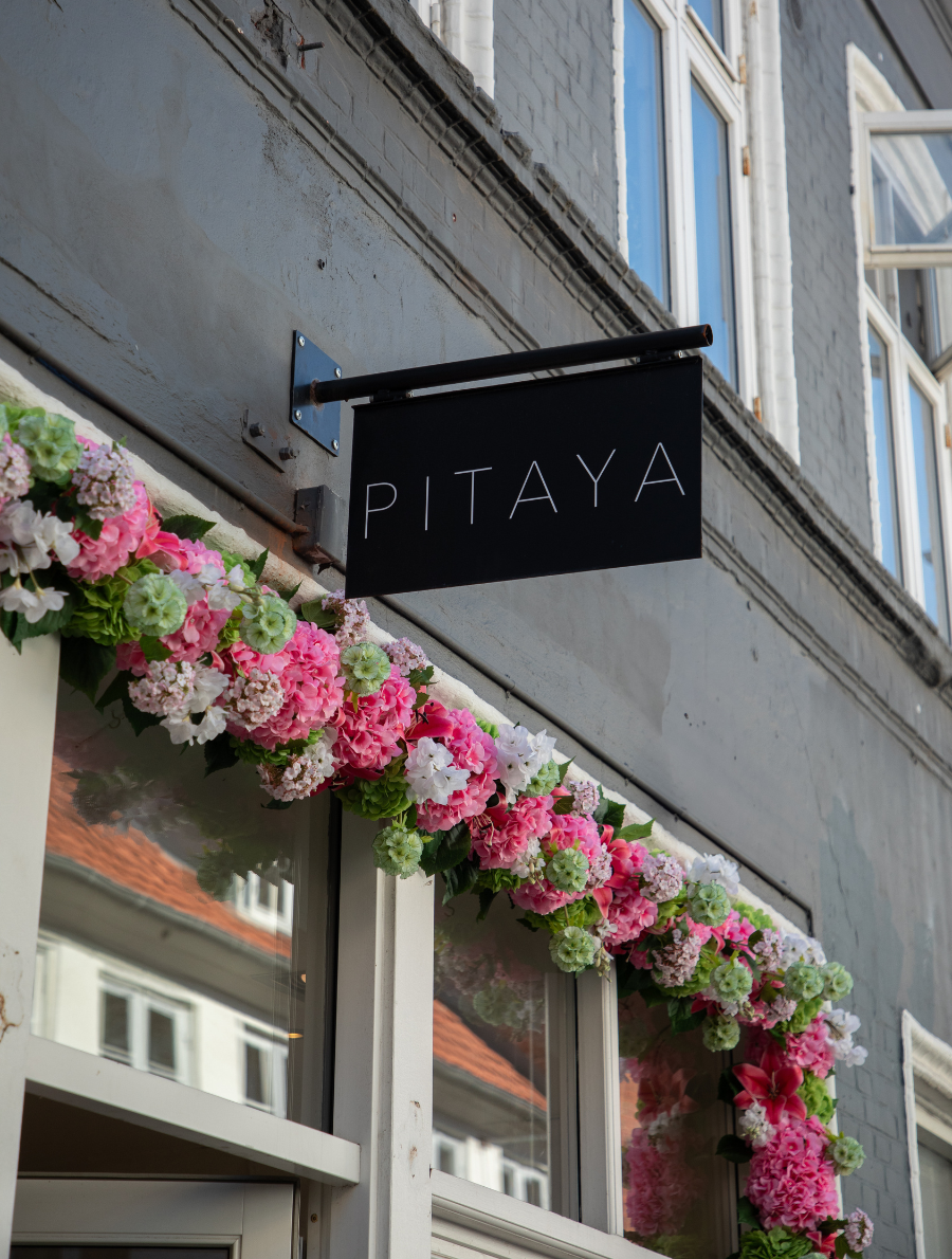 Blomstrende velkomst hos Pitaya