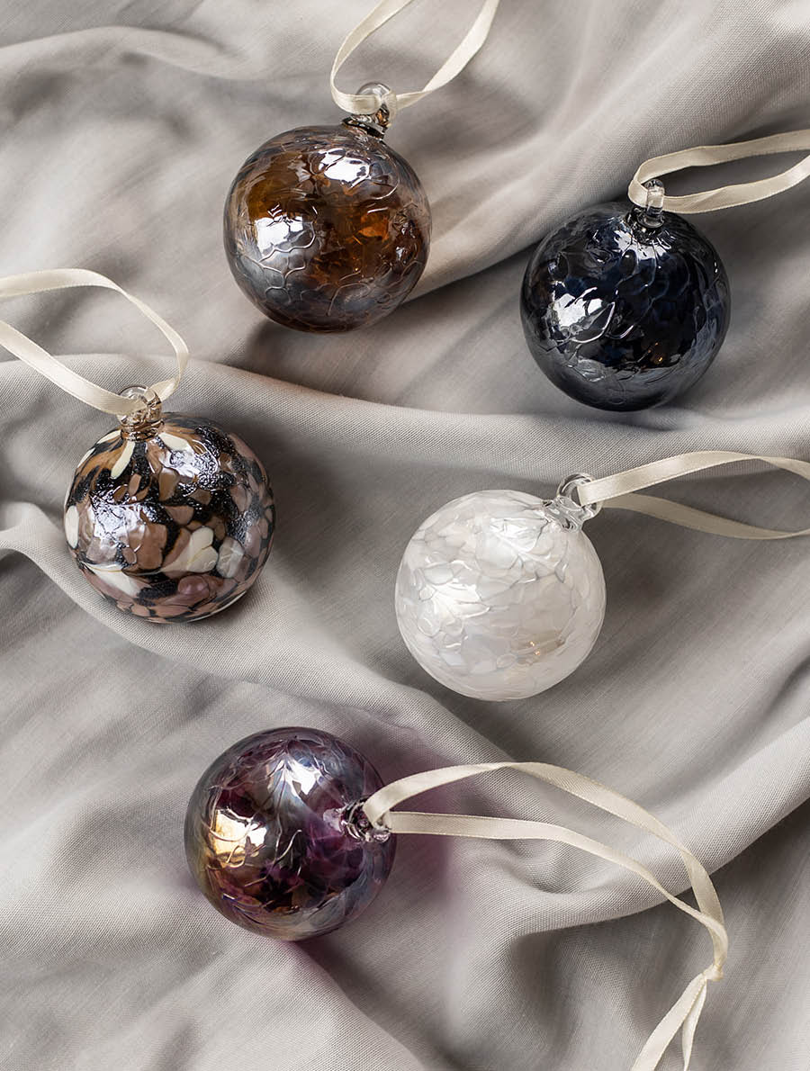 Fra hverdag til højtid med dekorationskugler og sløjfer