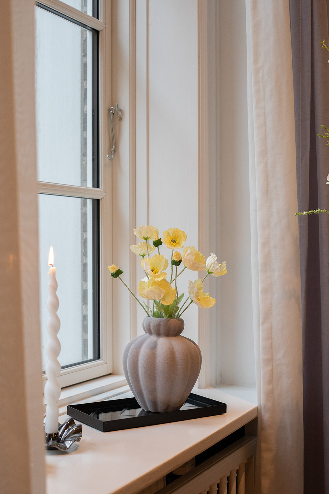 keramik vase fra specktrum i grå farve med gule kunstige valmuer