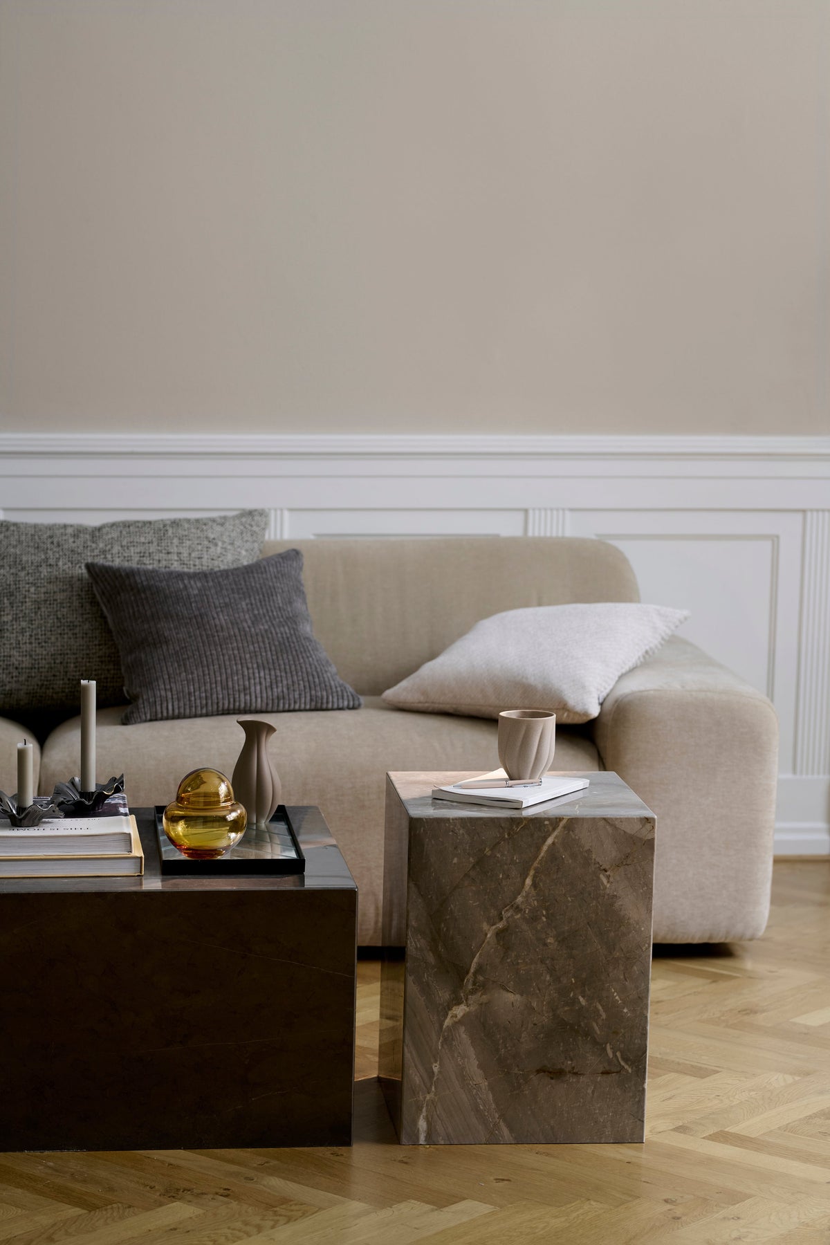Marmor sidebord i farven horizon fra Specktrum, der anvendes som stuebord sammensat med Phantom sofabordet i lightning, hvilket giver en luksuriøs stemning til stuen.