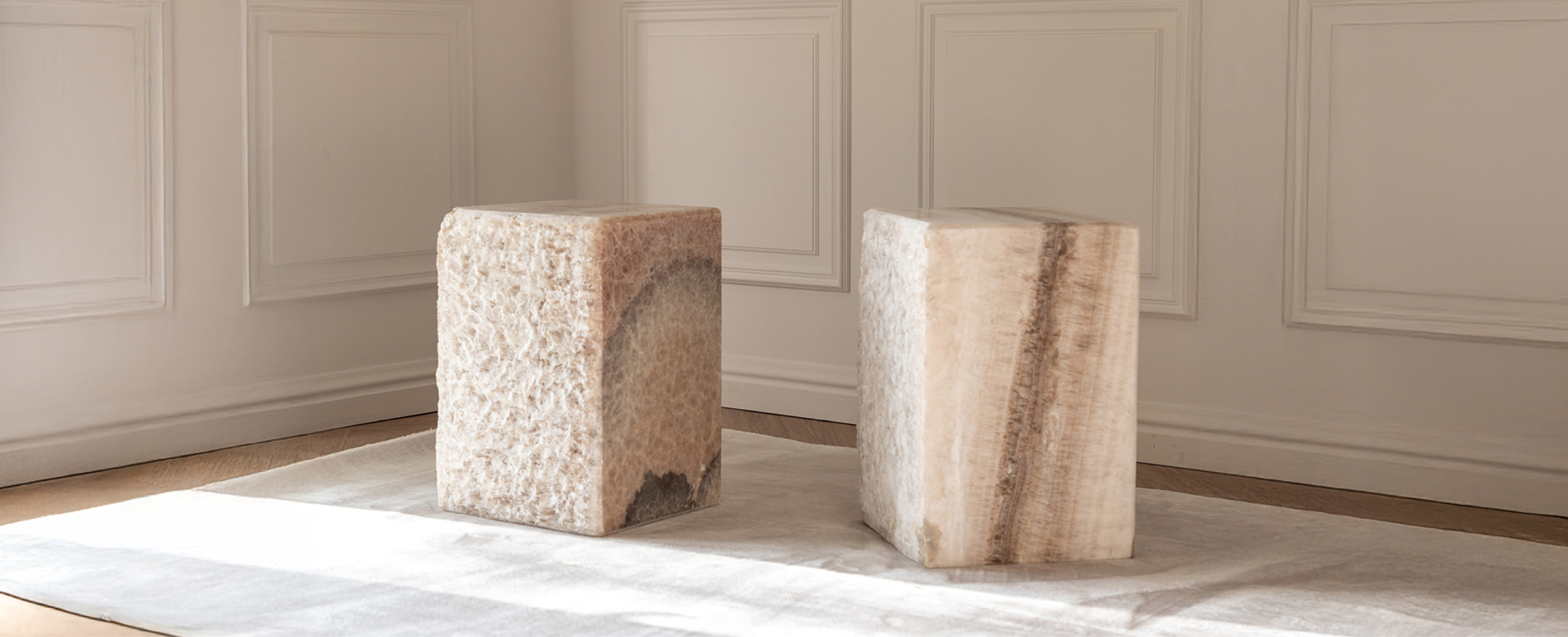 To marmor sideborde fra Specktrum, der står ved siden af hinanden på et beige gulvtæppe