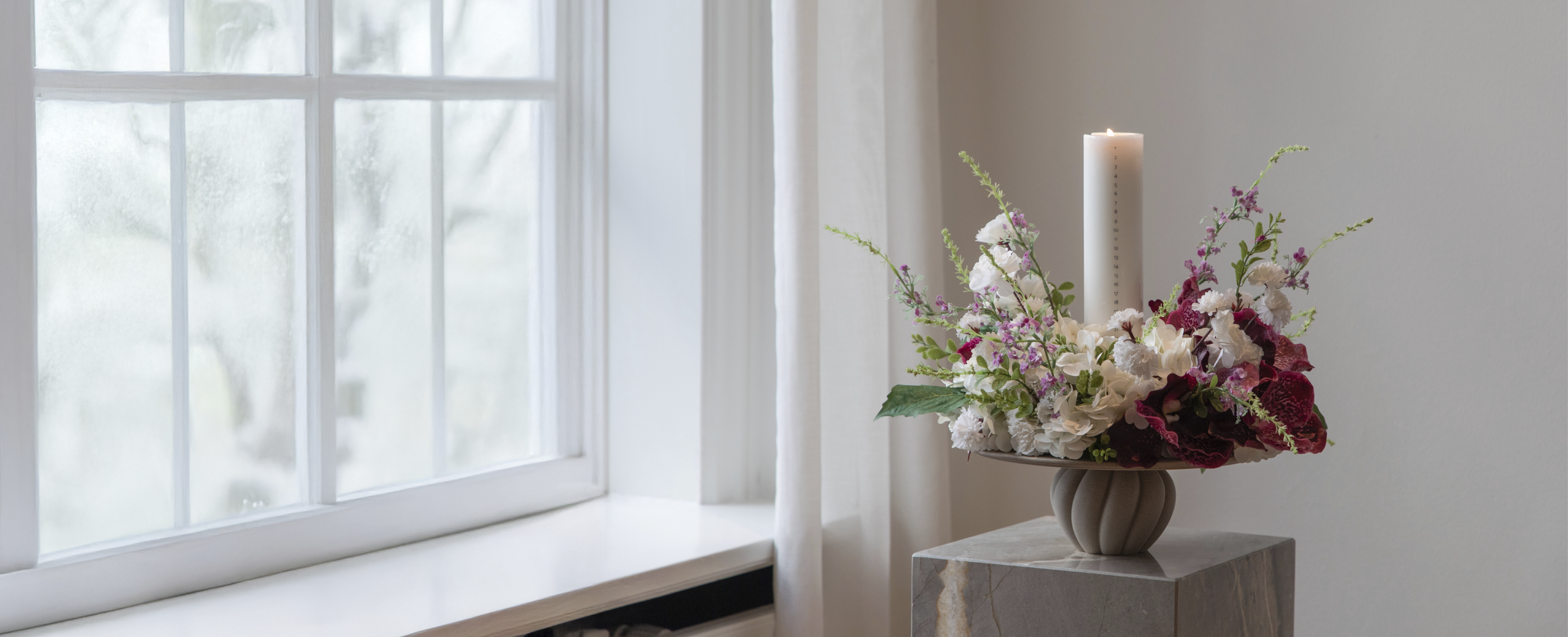 Juledekoration på fad med kunstige blomster og kalenderlys fra Specktrum