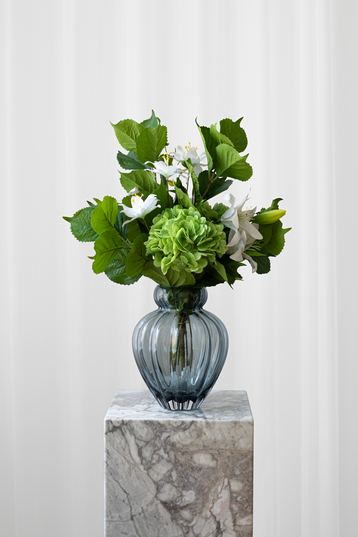 kunstig buket fra specktrum lavet af grønne hortensia og hvide liljer