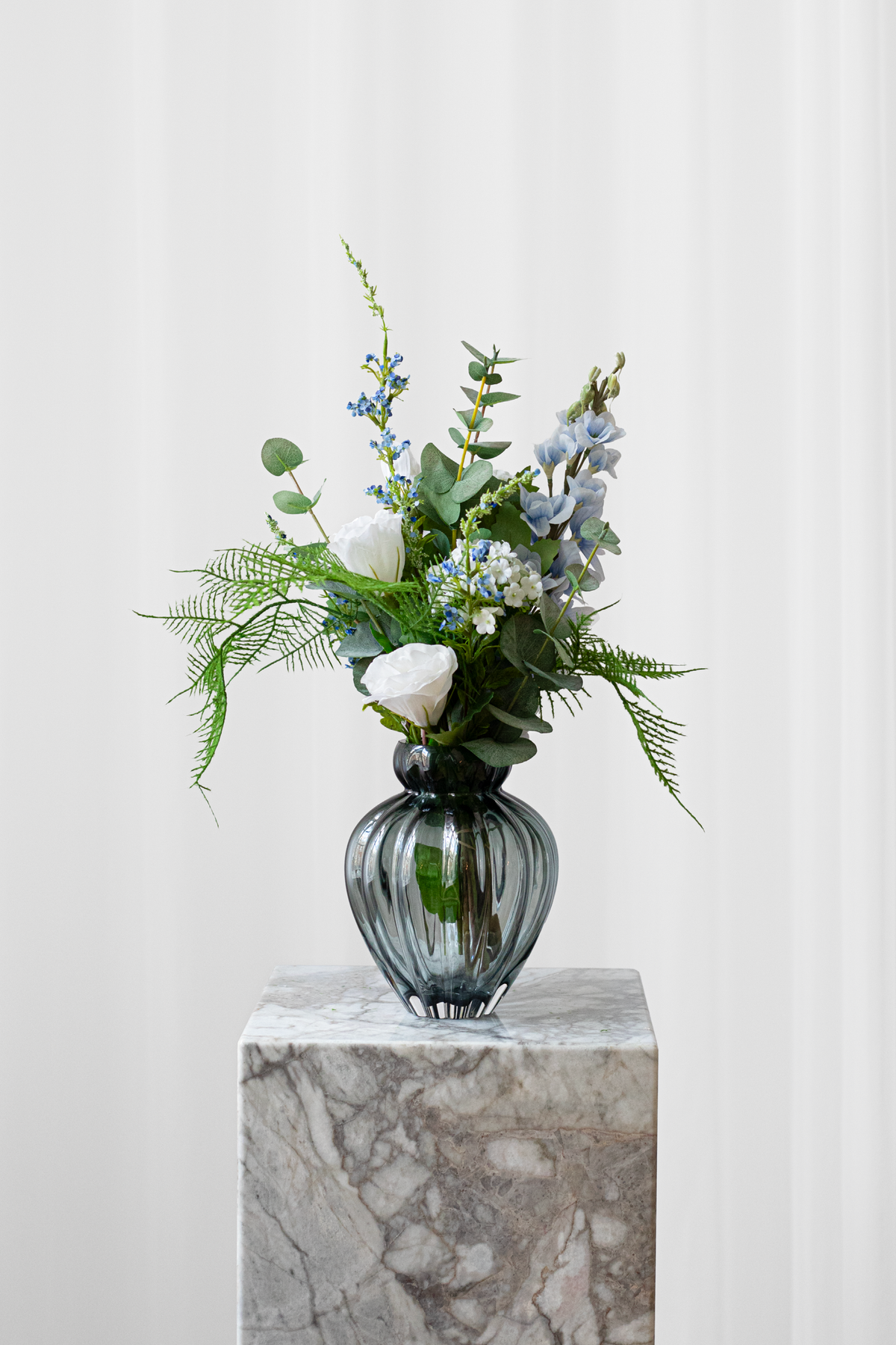kunstig buket med grønne eukalyptus grene og hvid hortensia
