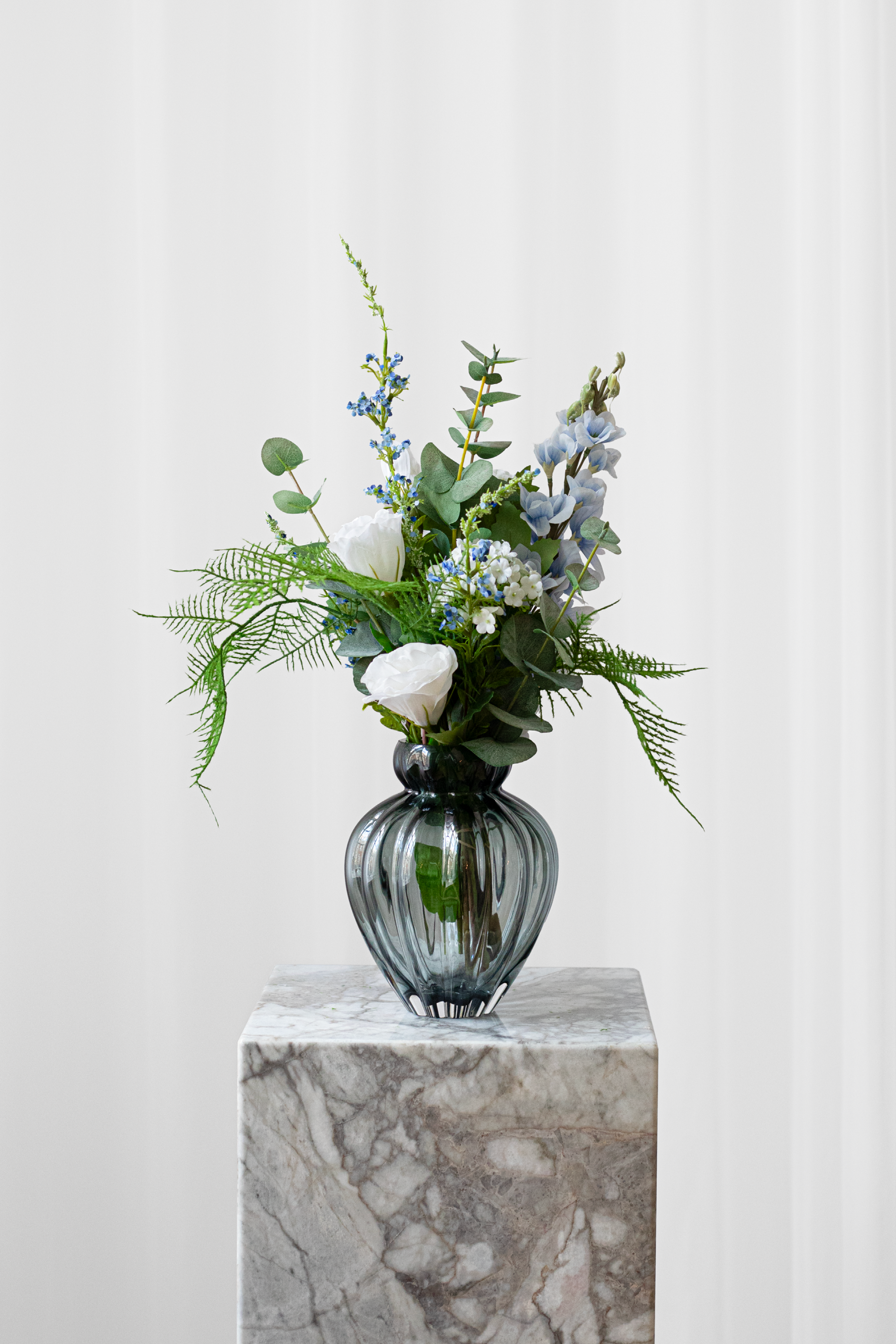 kunstig buket med grønne eukalyptus grene og hvid hortensia